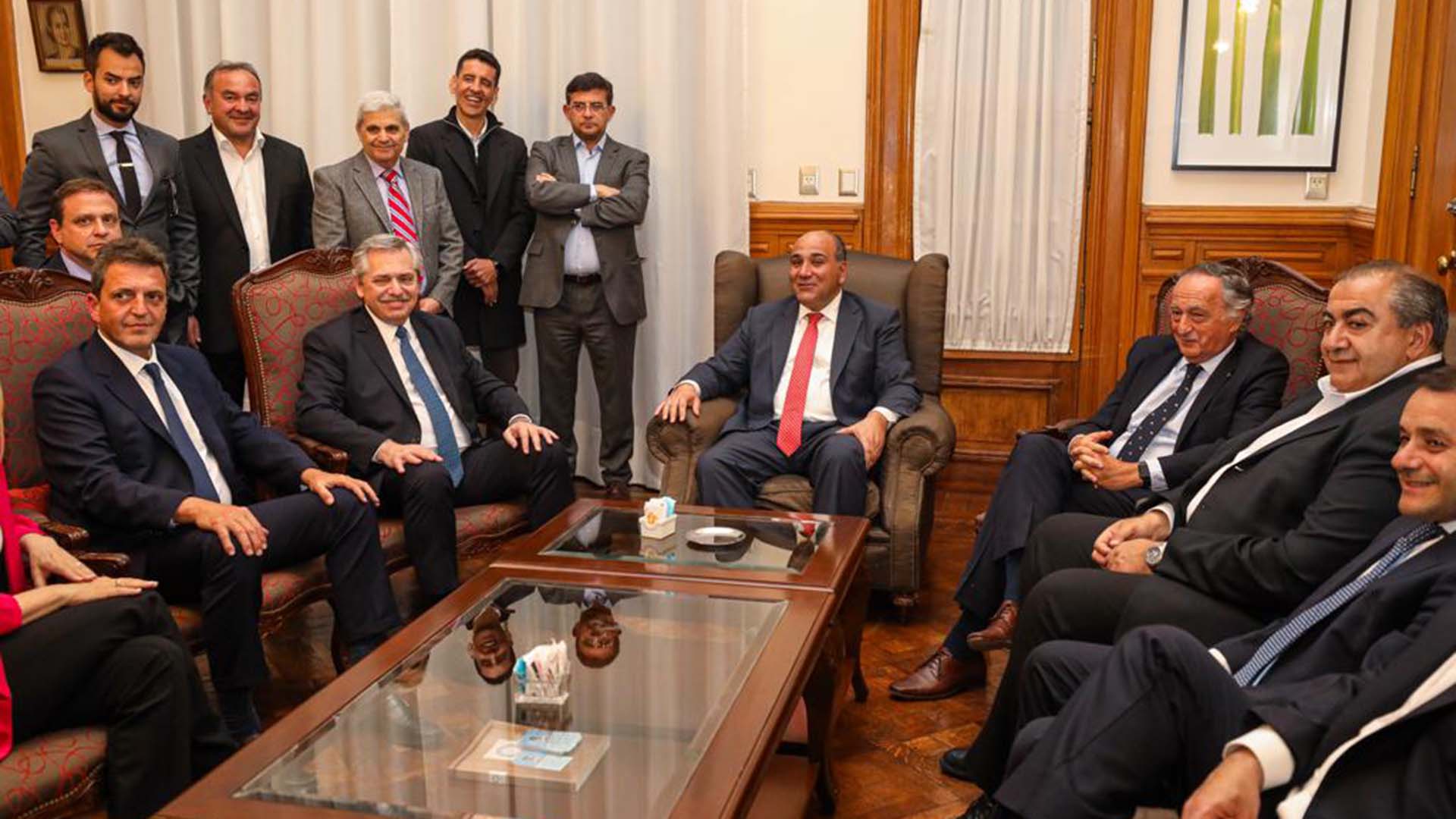 Alberto Fernández en la reunión que mantuvo junto al gobernador tucumano Juan Manzur, el diputado Sergio Massa y dirigentes del sector productivo.