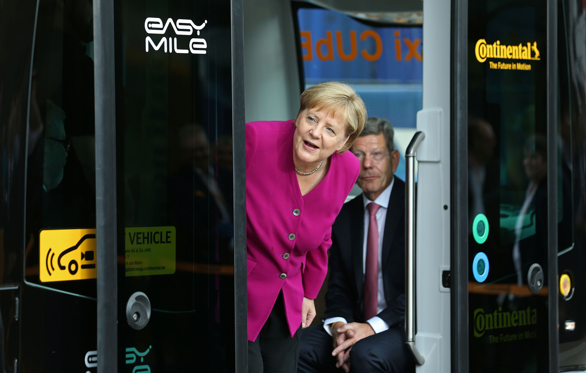 La canciller alemana Angela Merkel y el Presidente de la Asociación Alemana de la Industria Auotomotriz (VDA), Bernhard Mattes, dentro de un Continental CUbE en el Salón Internacional del Automóvil (IAA) en Frankfurt, Alemania, el 12 de septiembre de 2019
