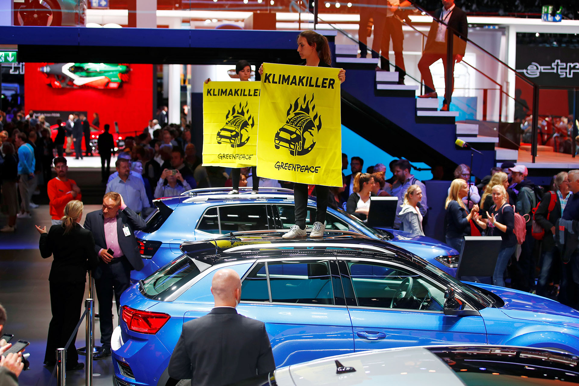 Mientras Merkel se dirigía a la feria, un pequeño grupo de manifestantes en las afueras de la misma exhortaban a “proteger el clima en lugar de los todoterrenos” en pancartas, presagiando una protesta más grande programada para el sábado
