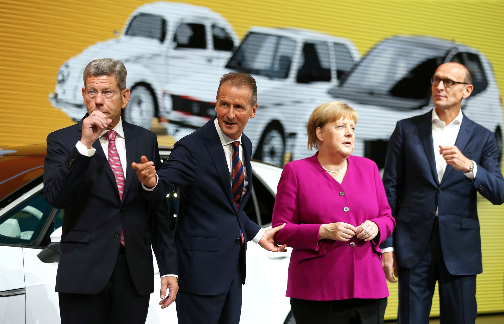 Bernhard Mattes, Herbert Diess, director general de Volkswagen AG, la canciller alemana Angela Merkel y Ralf Brandstaetter, director de operaciones de Volkswagen