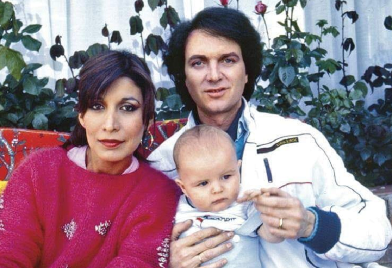 Lourdes Ornelas y Camilo Sesto, con su hijo, Camilo Blanes, que ahora tiene 35 años (Foto: Facebook @CamiloBlanes)