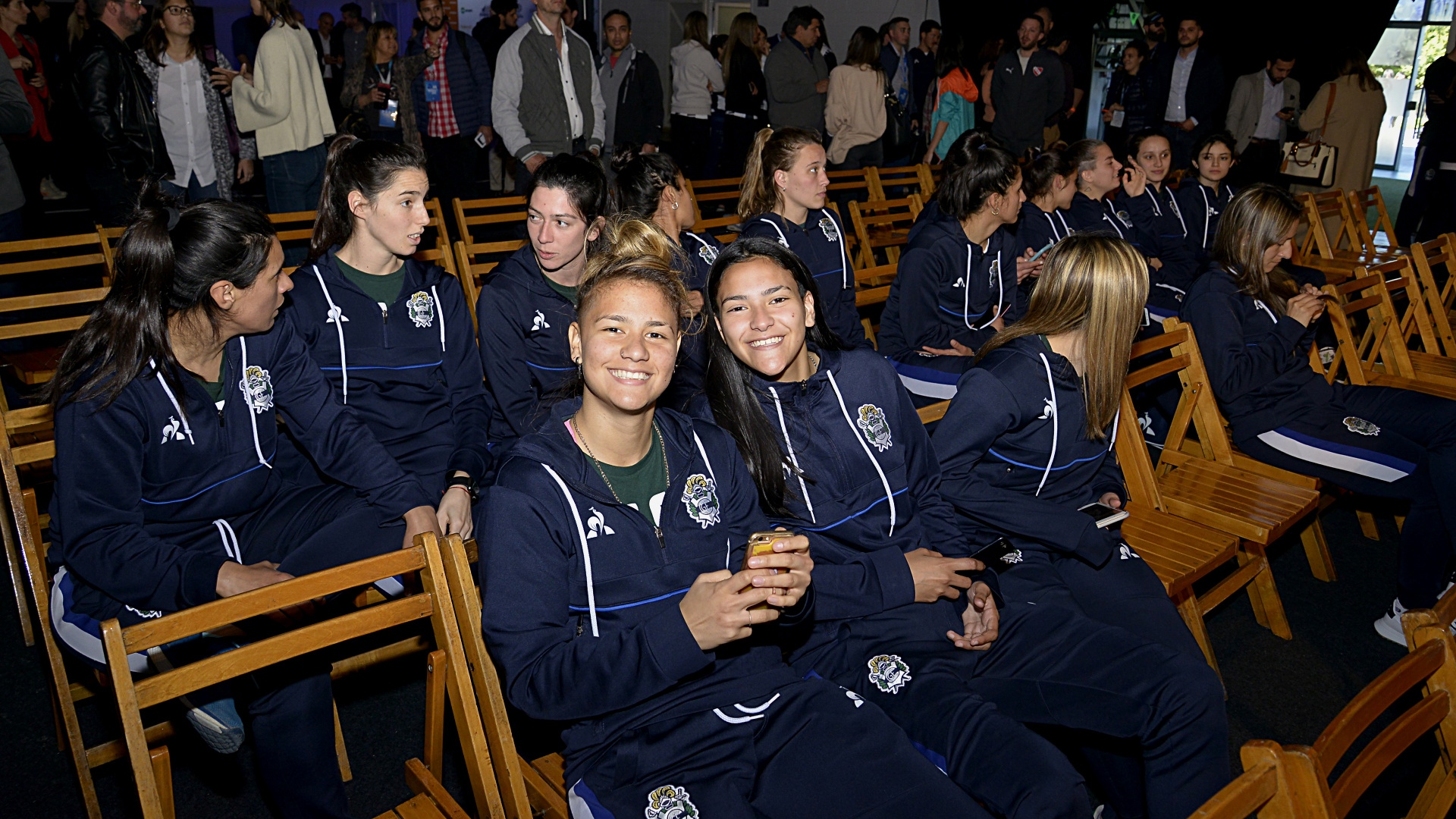 El plantel de Gimnasia, ascendido en la última temporada. Junto a ellas estuvo Rocío Oliva, pareja de Diego Maradona y coordinadora de las inferiores
