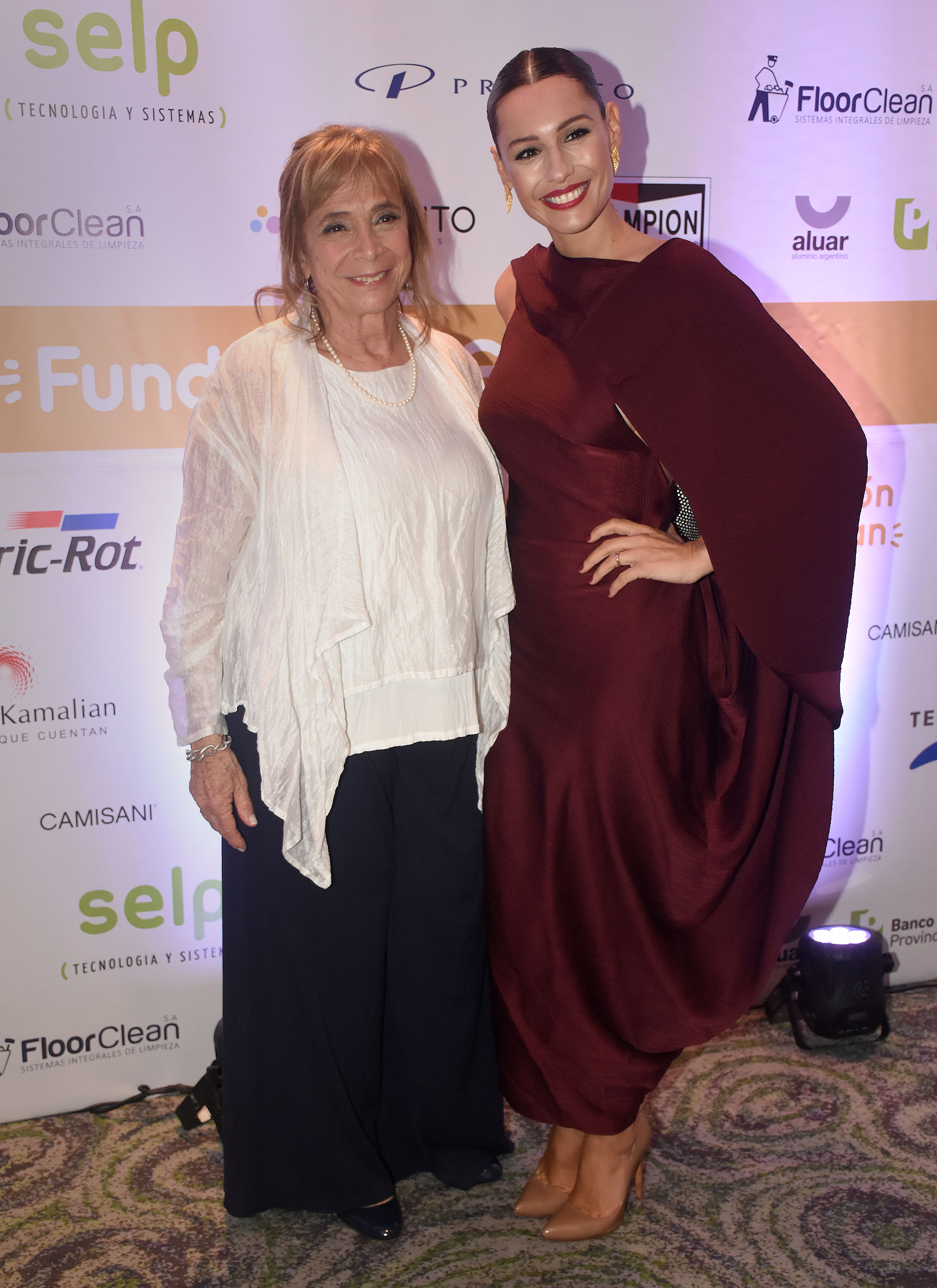 Beatriz Reznik, directora de relaciones institucionales de Fundación Garrahan, y Carolina “Pampita” Ardohain posaron juntas para una foto