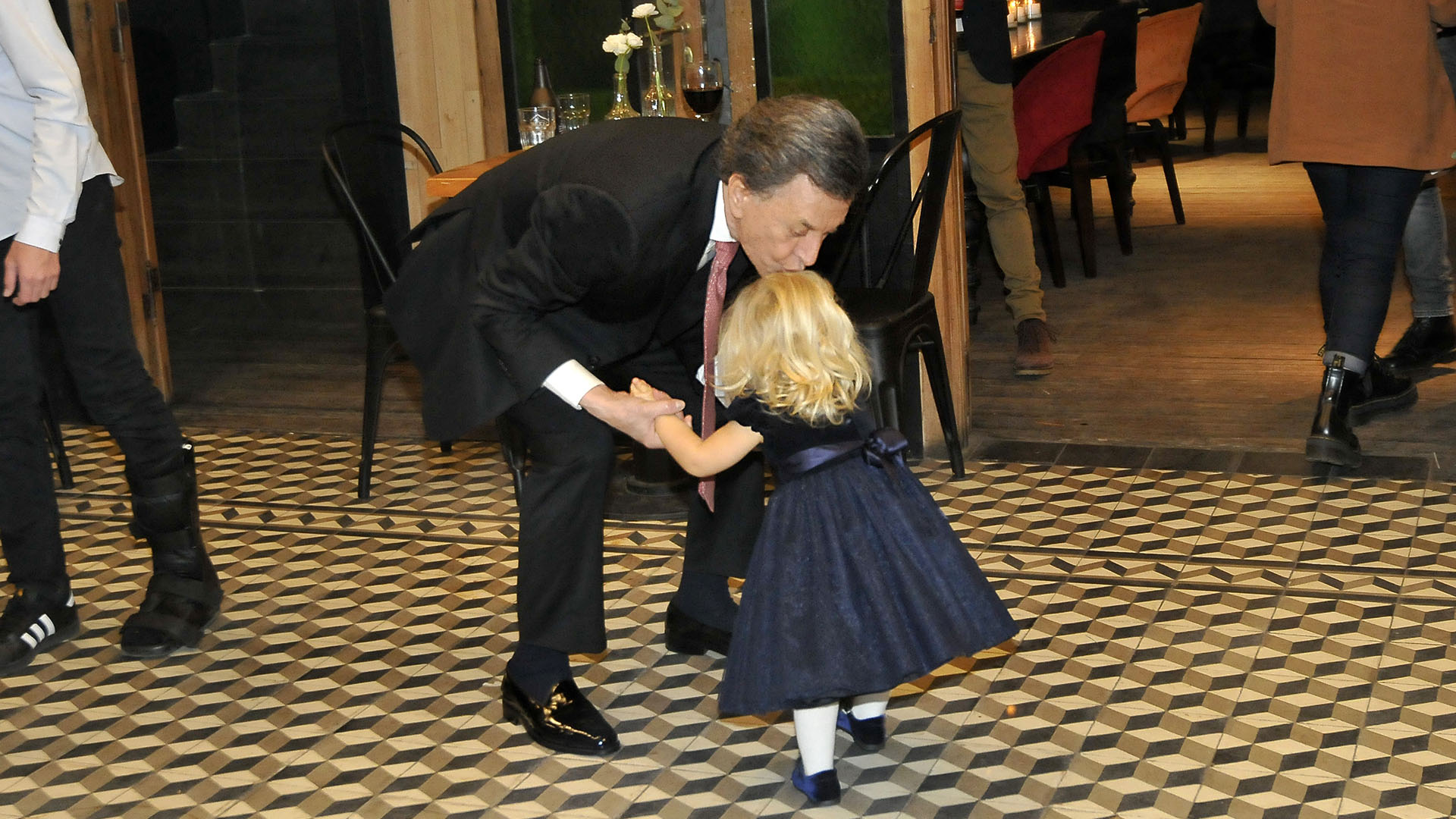 Palito Ortega besa a la pequeña Matilda, la hija de Luciana Salazar
