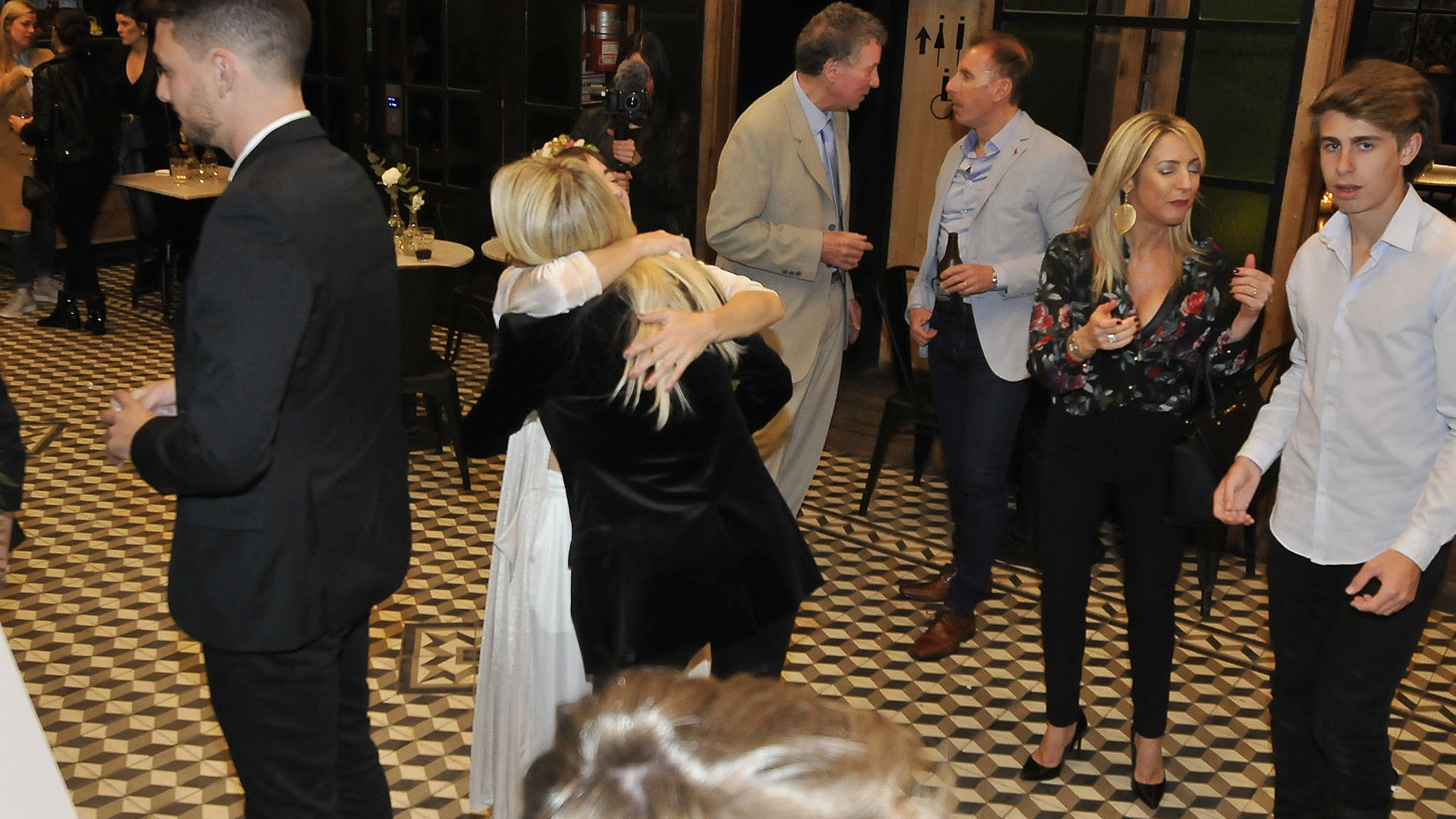 El afectuoso abrazo entre Camilia y su hermana Luciana