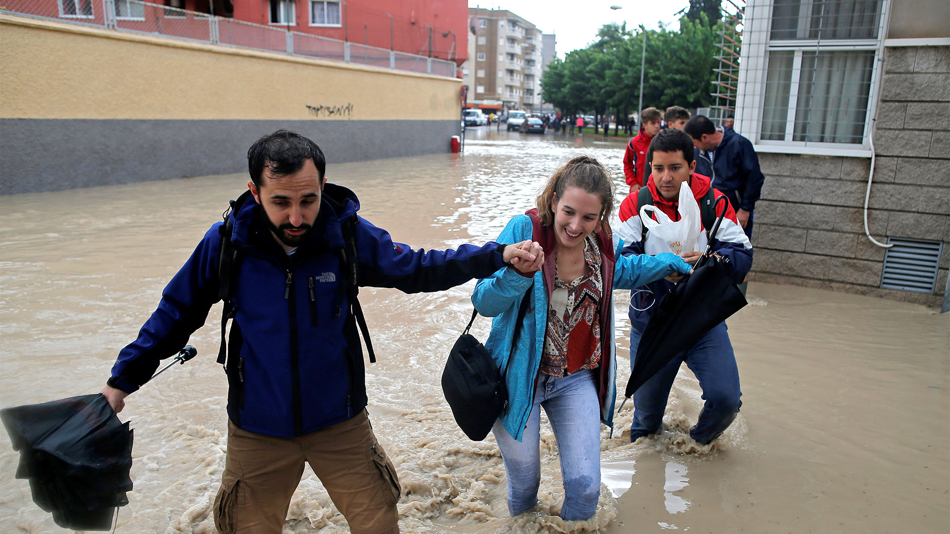 La gente vadea por una calle inundada cerca del desbordante río Segura en Orihuela, cerca de Murcia (REUTERS/Jon Nazca)