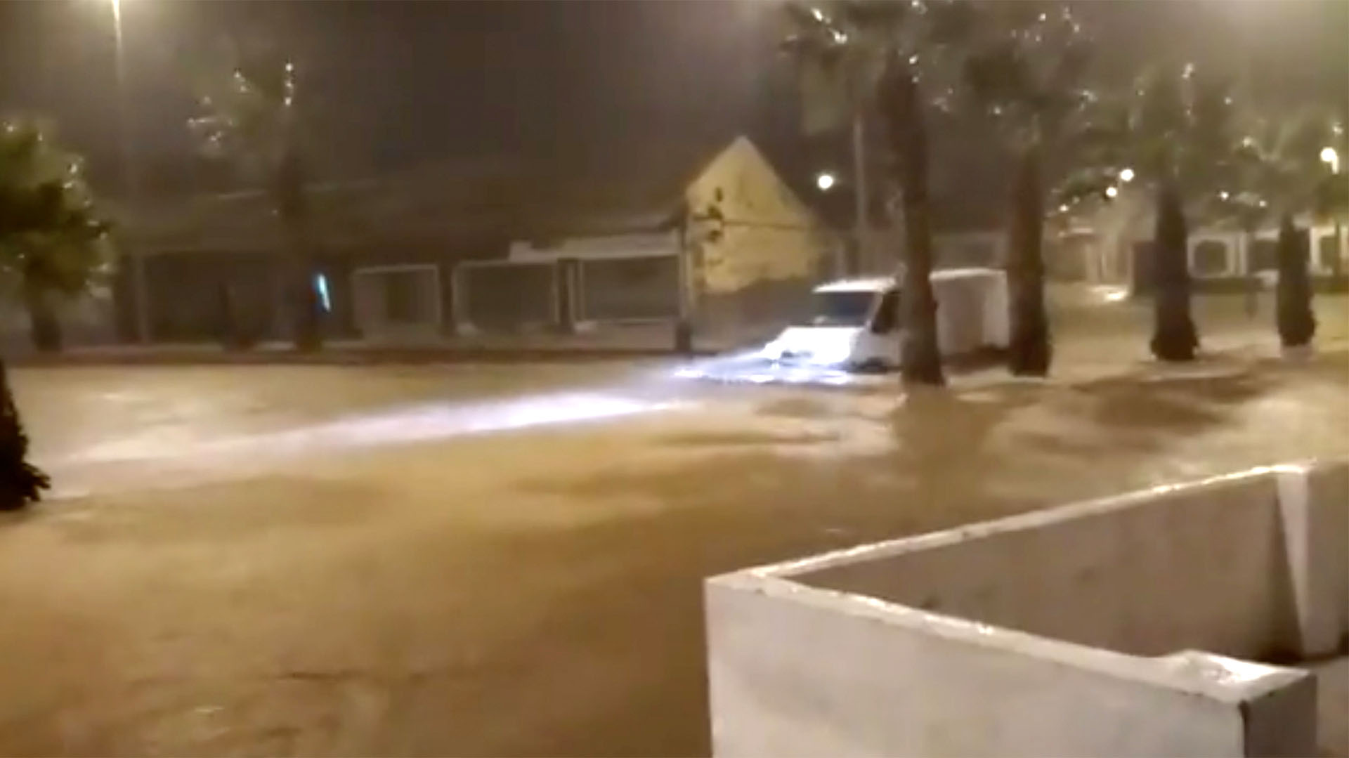 Un vehículo pasa por una calle inundada en El Algar, España, en esta imagen tomada de un video de redes sociales (LUCAS GARCIA via REUTERS)