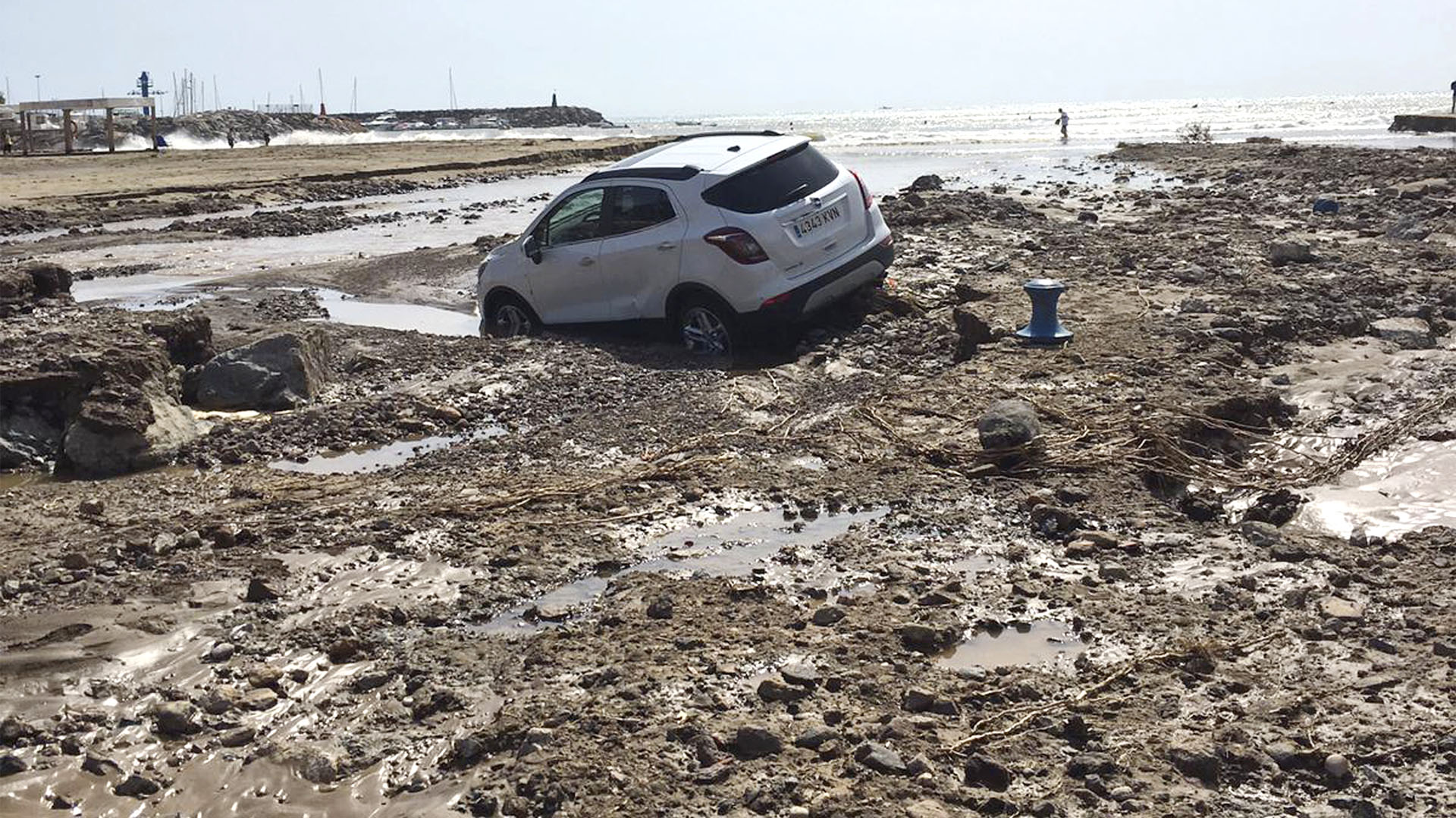 Un auto yace en el barro después de una inundación en San José, Almería, en el sudeste de España (Foto AP/Serge Carthwright)