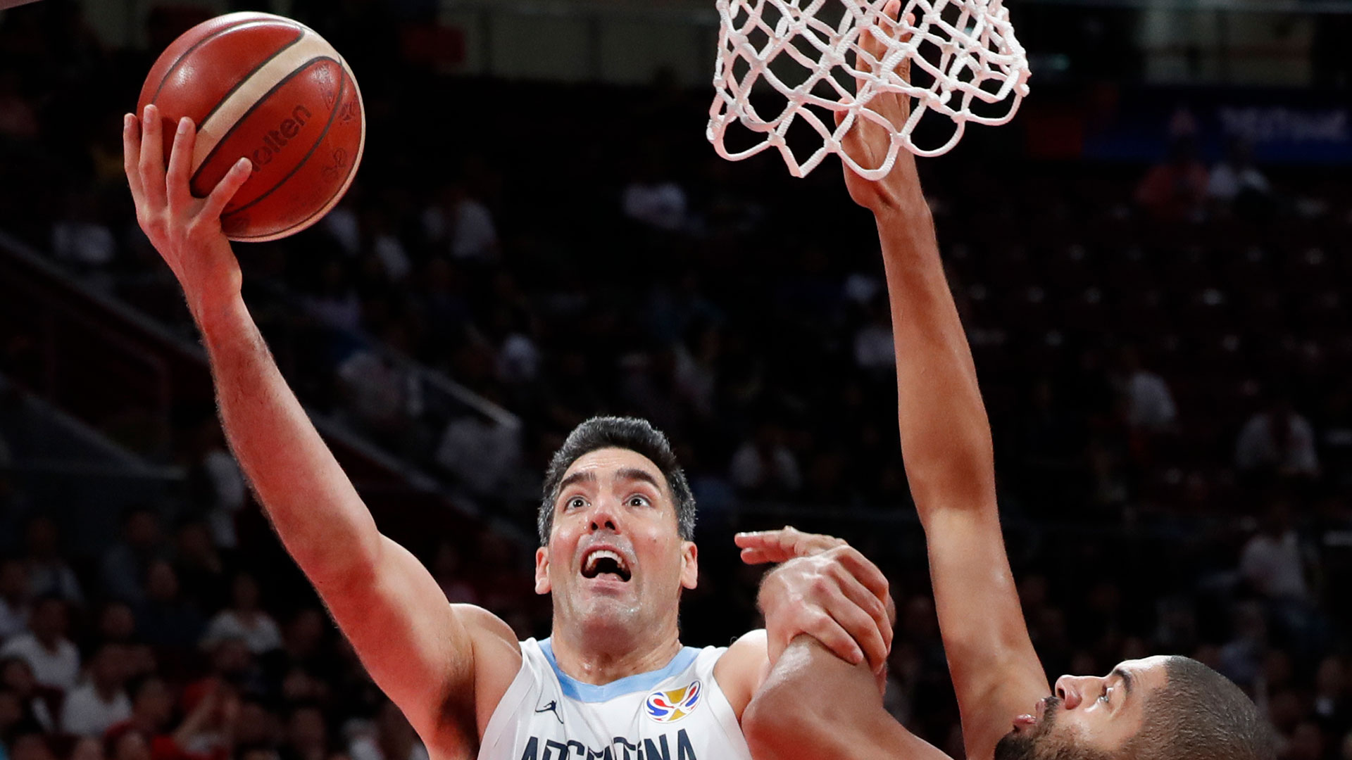 Scola, a sus 39 años, fue el mejor jugador de Argentina frente a Francia (Reuters)