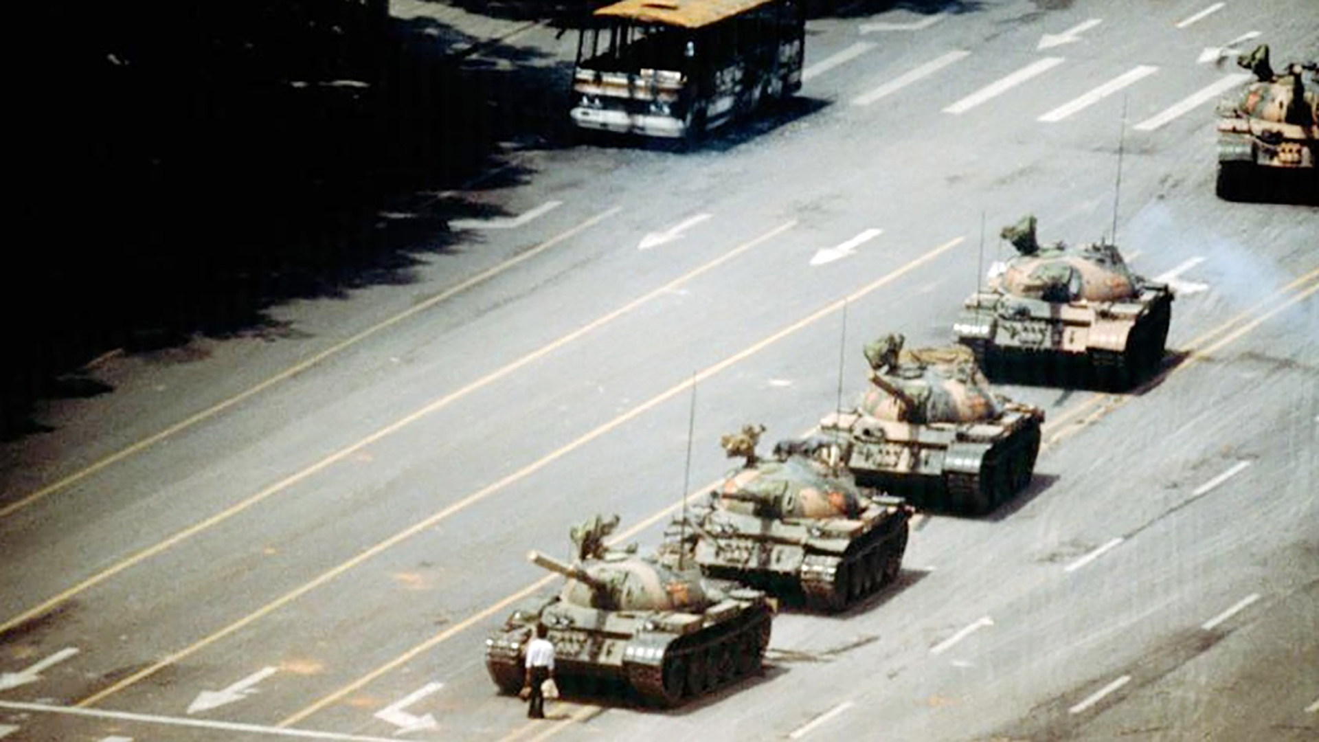 Treinta años después de la masacre de Tiananmén, la identidad y el destino del “hombre del tanque” aún no están claros y la imagen permanece bloqueada en las censuradas redes chinas (Charlie Cole)