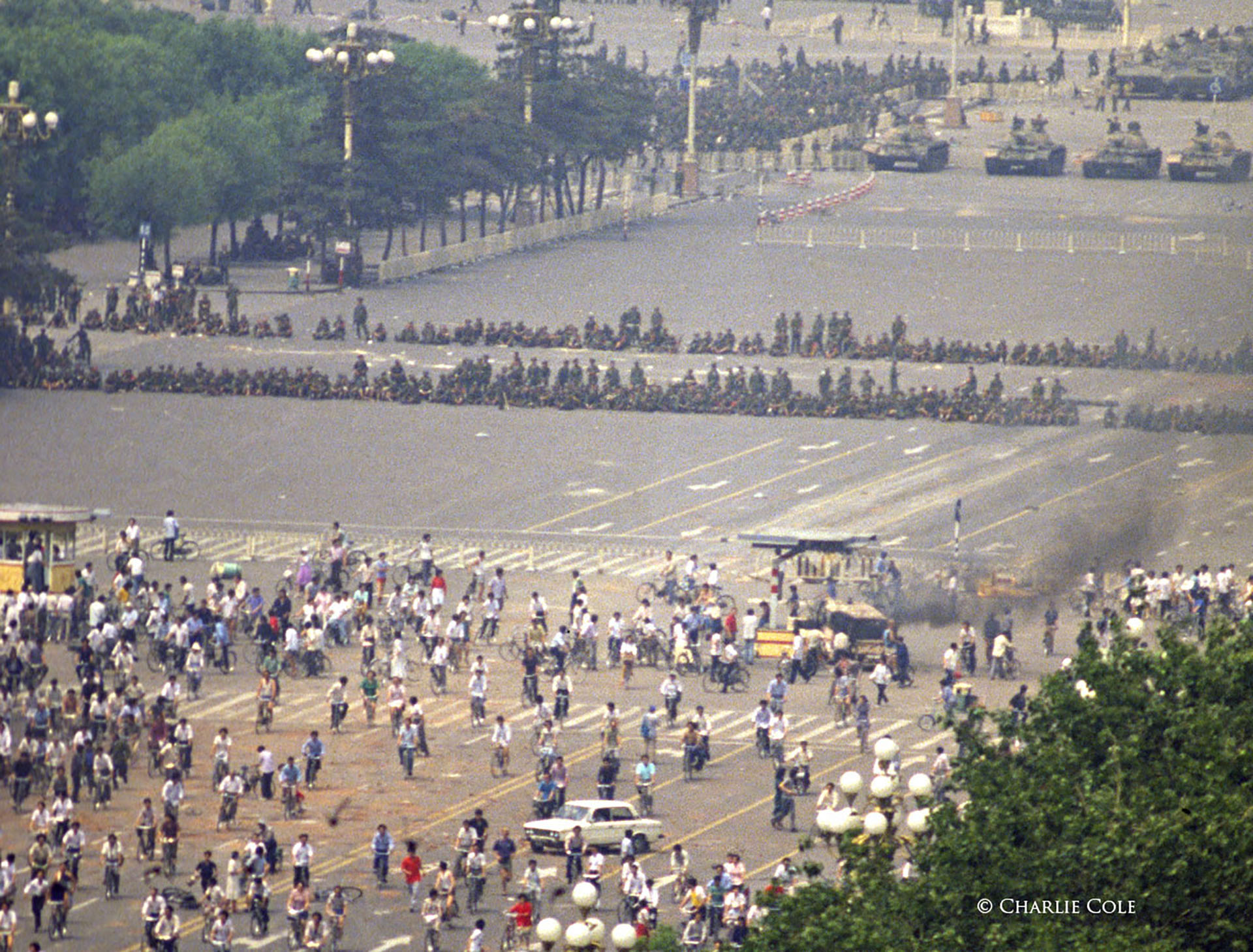 Residentes de Beijing llegan al borde de la Plaza de Tiananmén y se encuentran con tropas del EPL bloqueando la principal Avenida Changan. Poco después, las tropas abrieron fuego contra los transeúntes para despejar la carretera (Charlie Cole, 1989)