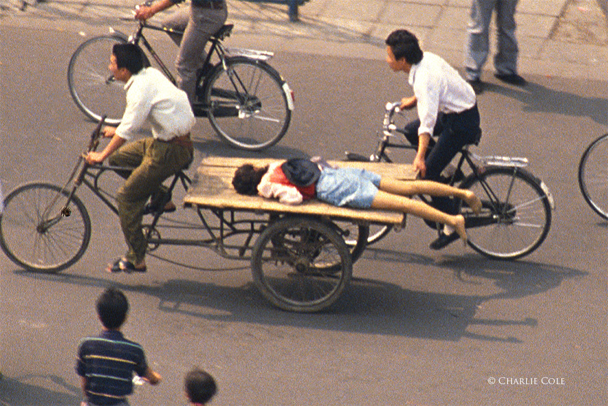 Una mujer con una herida de bala por disparos de soldados del Ejército Popular de Liberación en el borde de la Plaza de Tiananmen el 5 de junio de 1989 (Charlie Cole)
