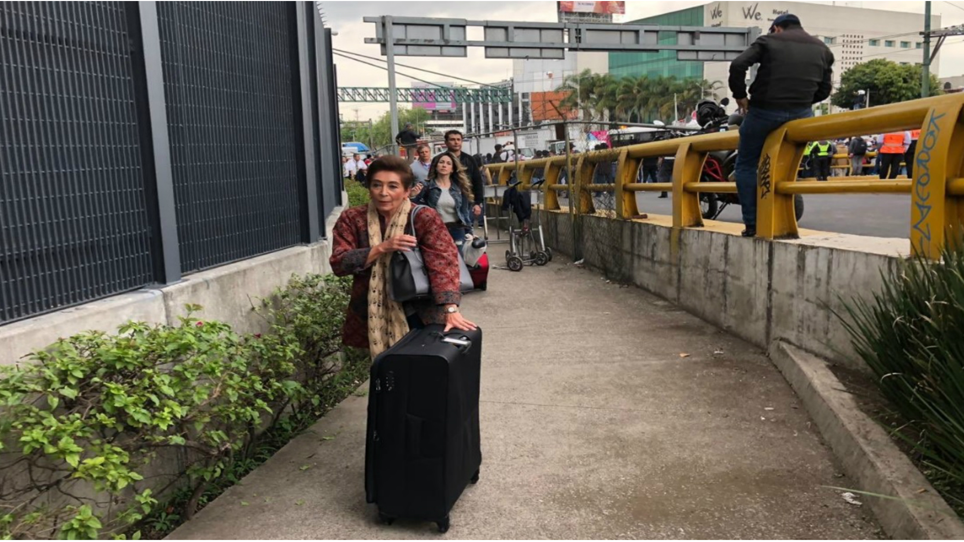 Docenas de pasajeros tuvieron que caminar kilómetros para no perder sus vuelos (Foto Twitter @CarlosLoret)