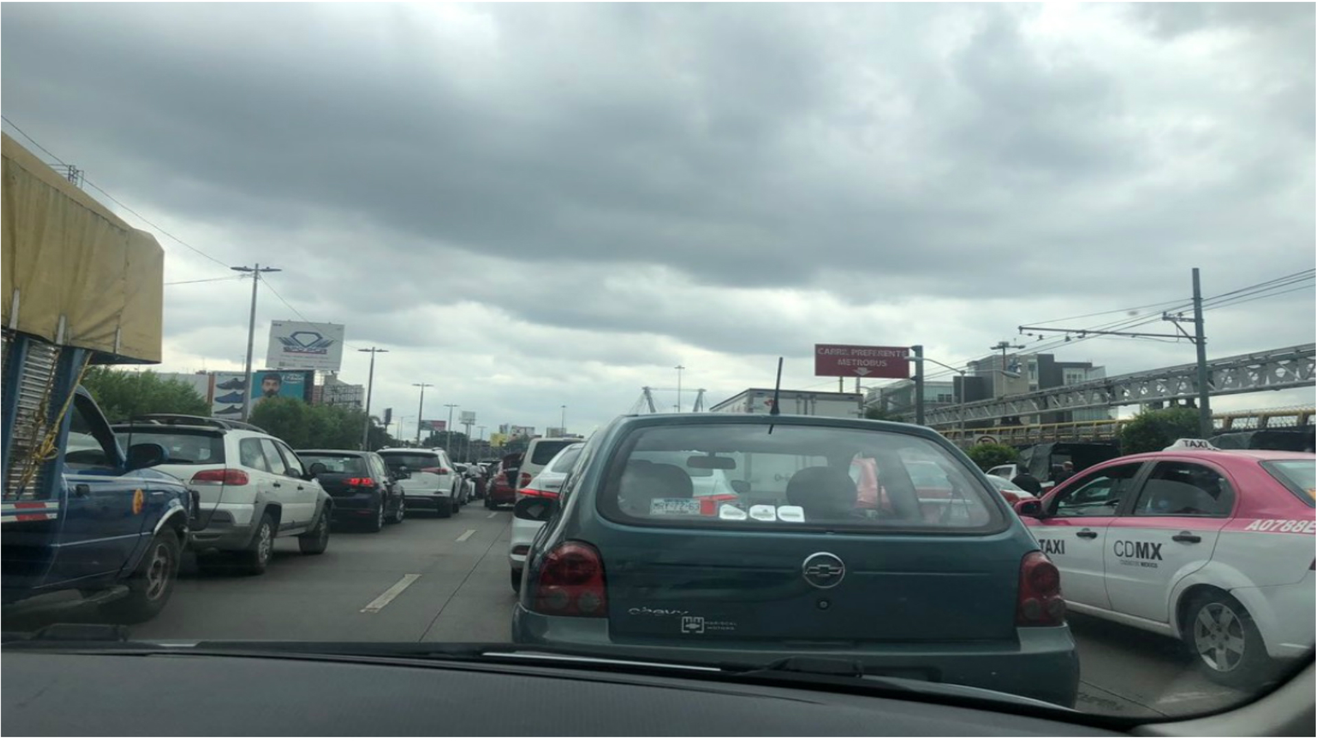 La fila de autos en las avenidas cercanas alcanzó varios kilómetros (Foto: @Normita_23)