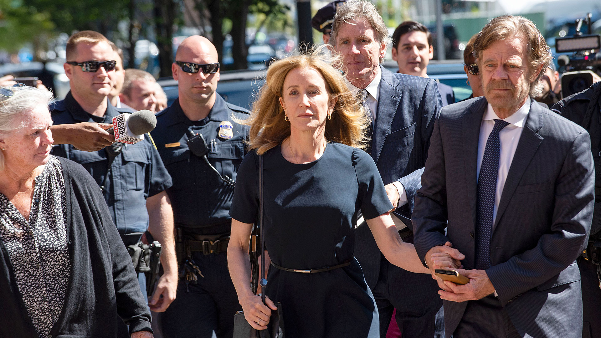 Felicity Huffman ingresando a la Corte antes de escuchar la sentencia