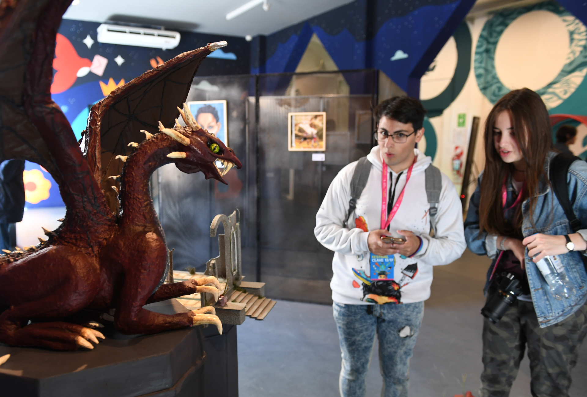 Curiosos en la inauguración de la muestra de visuales en la sala L de los seleccionados por los integrantes de Clave 13/17