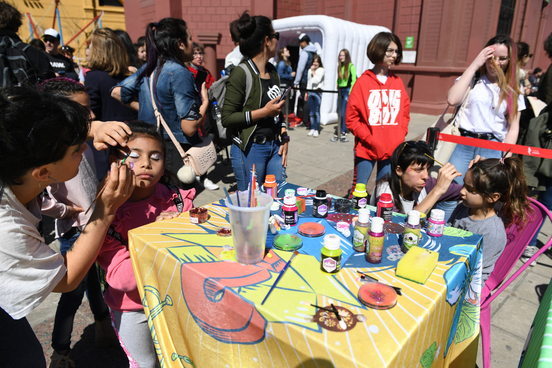 Otro de los rincones más concurridos fue el sector del maquillaje artístico. Todas las actividades de estos dos días son libres y gratuitas
