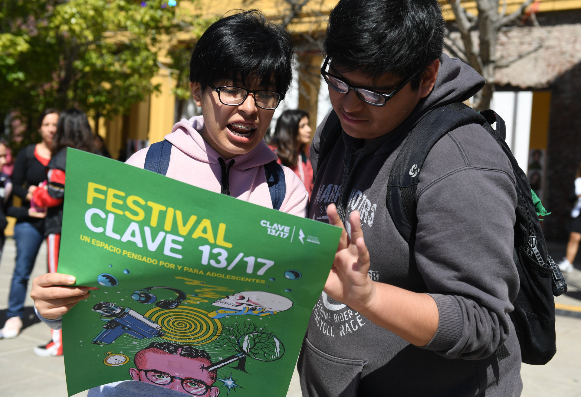 Dos amigos recién llegados al Festival Clave 13/17 mirando las actividades para el día sábado 14. Luciana Blasco, Subsecretaria de Políticas Culturales y Nuevas Audiencias de la ciudad, en diálogo con Infobae, dijo: “El Festival Clave tiene el entusiasmo de los chicos y chicas que lo piensan y lo ponen en marcha. Son días en los que hay muchas ganas de encontrarse, de compartir. Clave está lleno de chicos y chicas que tienen mucho para decir, sentimos que la ciudad crece porque los escucha”