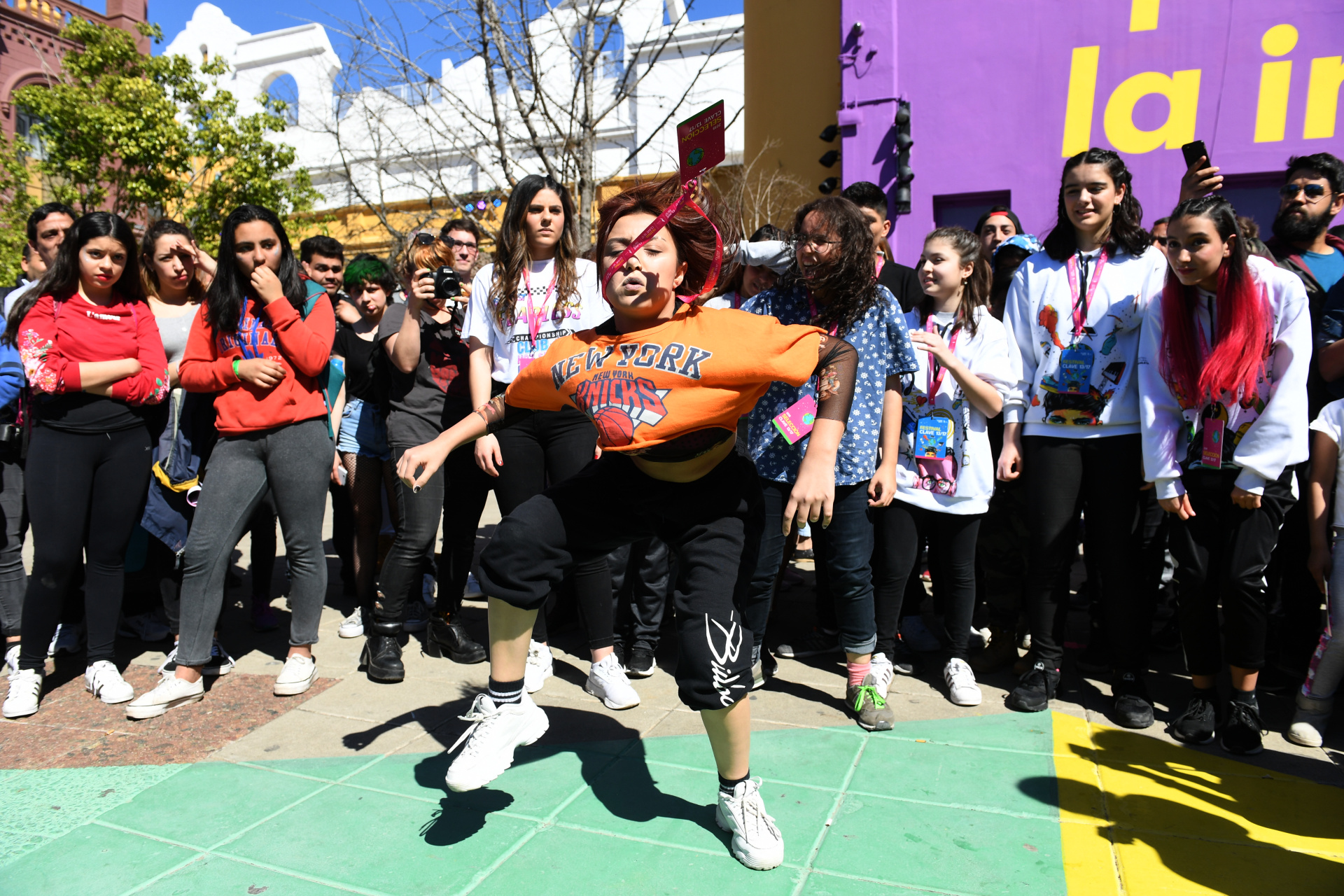 Aplaudida por muchos chicos de su misma edad, una chica bailó delante de todos unos pasos de hip-hop. “De esta edición esperamos que cada persona que vaya pueda disfrutar y ver la diversidad que hay en cada joven y su propuesta”, dijo Natalia Horenczyk de 17 años, una de las organizadoras de Clave a Infobae