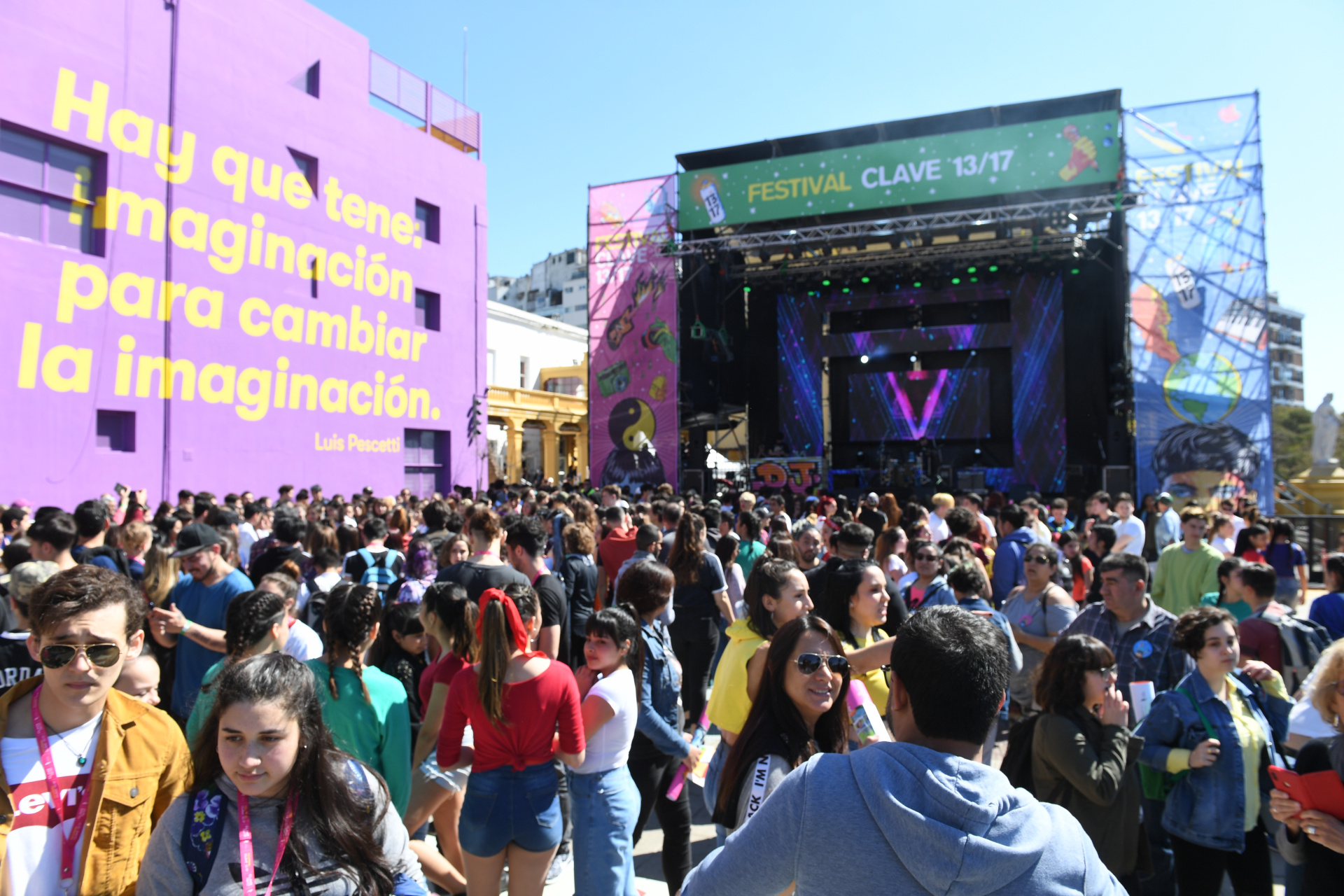 En la terraza del Centro Cultural Recoleta está el escenario donde durante todo el sábado y domingo habrá recitales de bandas con shows en vivo. “Invito a todos a disfrutar y vivir el Festival Clave, hecho por y para jóvenes. Acá los adolescentes motorizan e impulsan sus sueños y expresiones más genuinas”, dijo Enrique Avogadro, Ministro de Cultura de la ciudad de Buenos Aires