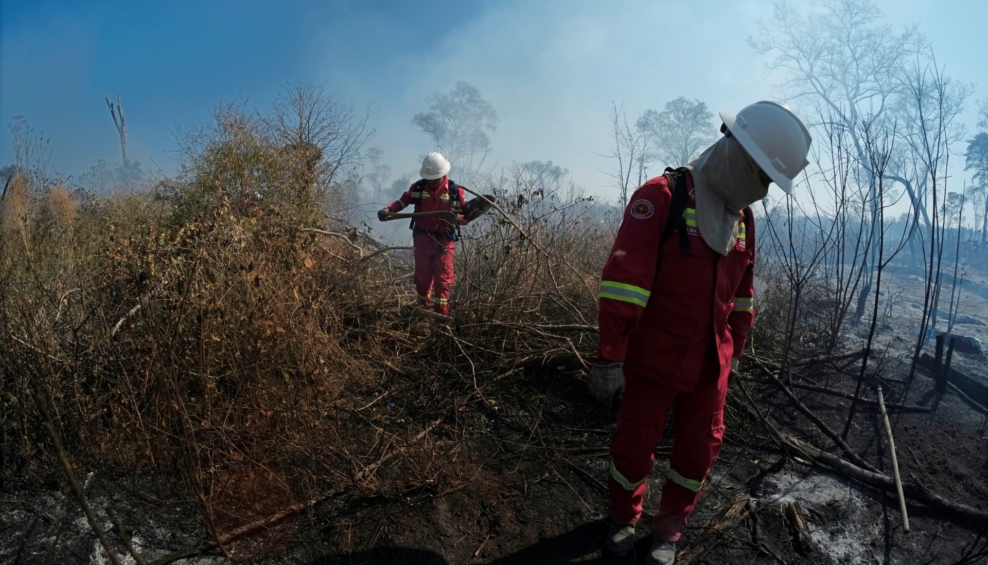 Bomberos trabajan en el departamento de Santa Cruz (Reuters)