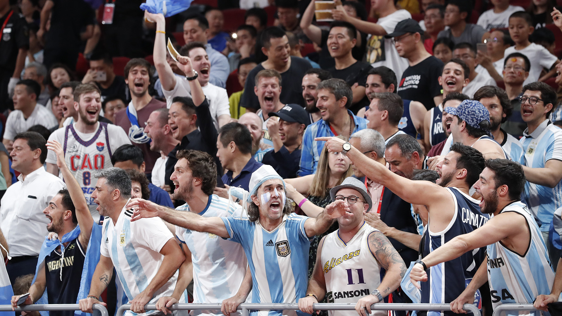 Antes del partido, la hinchada argentina alentaba confiada. (Reuters)