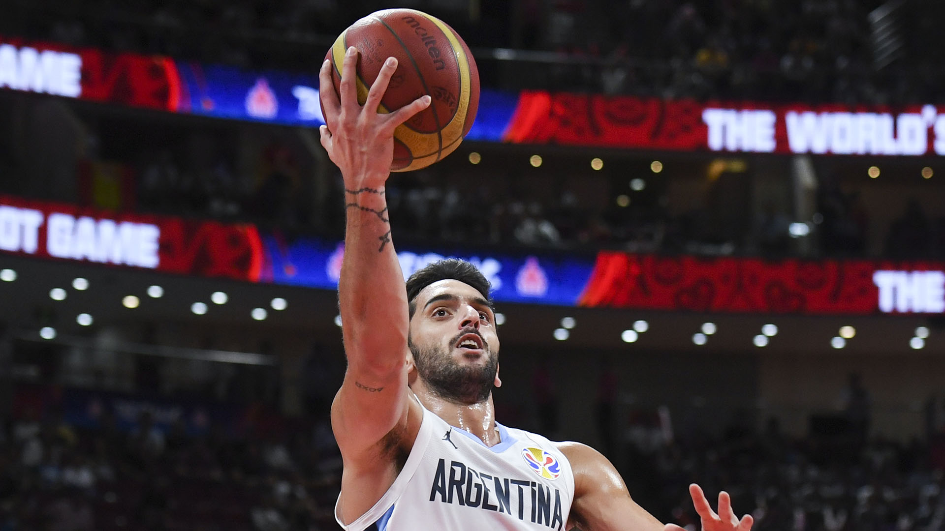 Campazzo y la pelota, en un partido donde estuvo peleado con el cesto. (AFP)