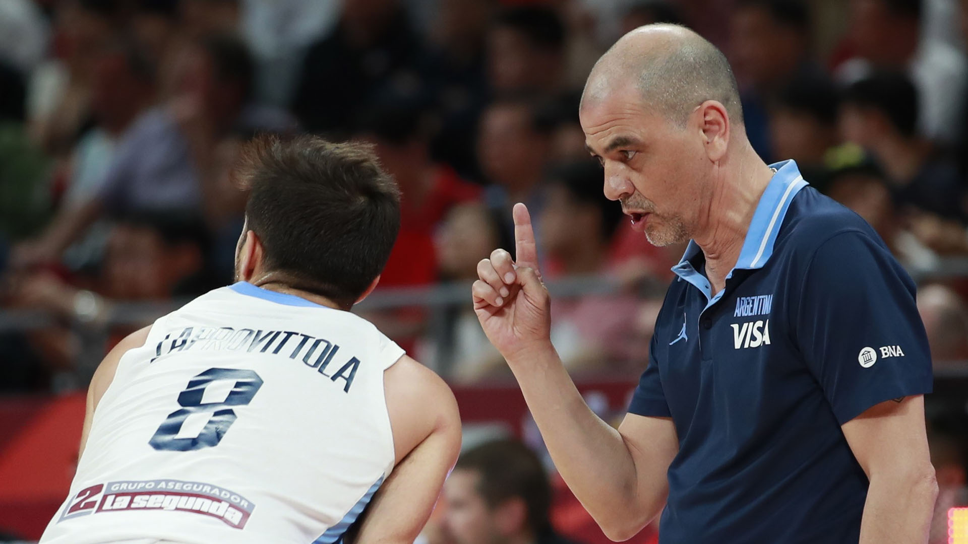Uno parece decir el técnico argentino a Laprovittola. (EFE)