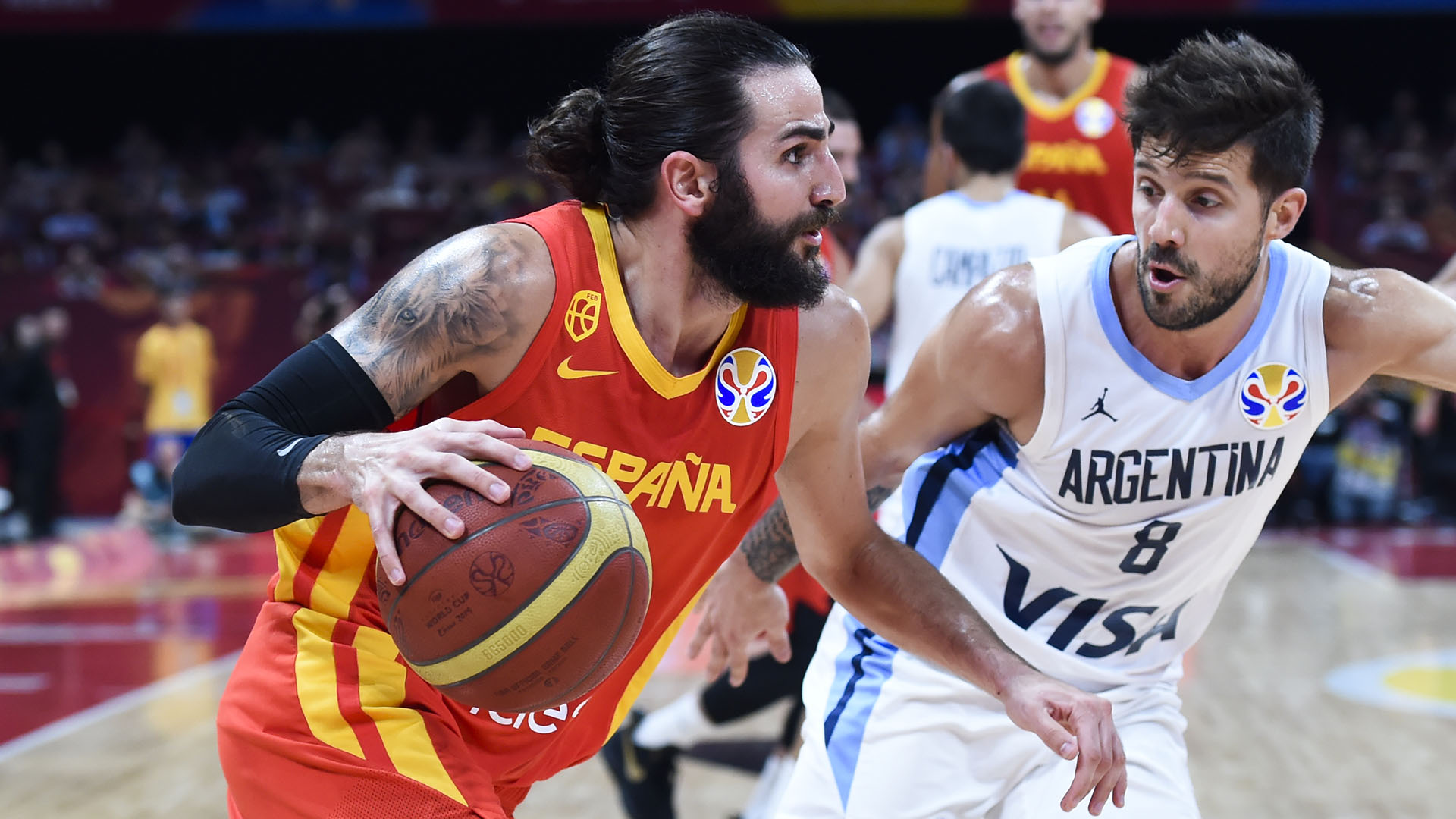 El MVP del campeonato, Ricky Rubio frente a Laprovittola. (AFP)