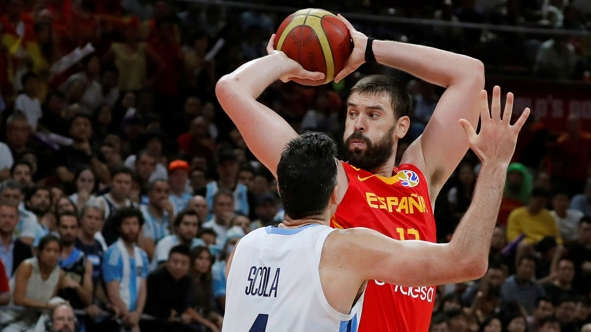 Las máximas estrellas de ambas selecciones frente a frente: Gassol y Scola.(EFE)