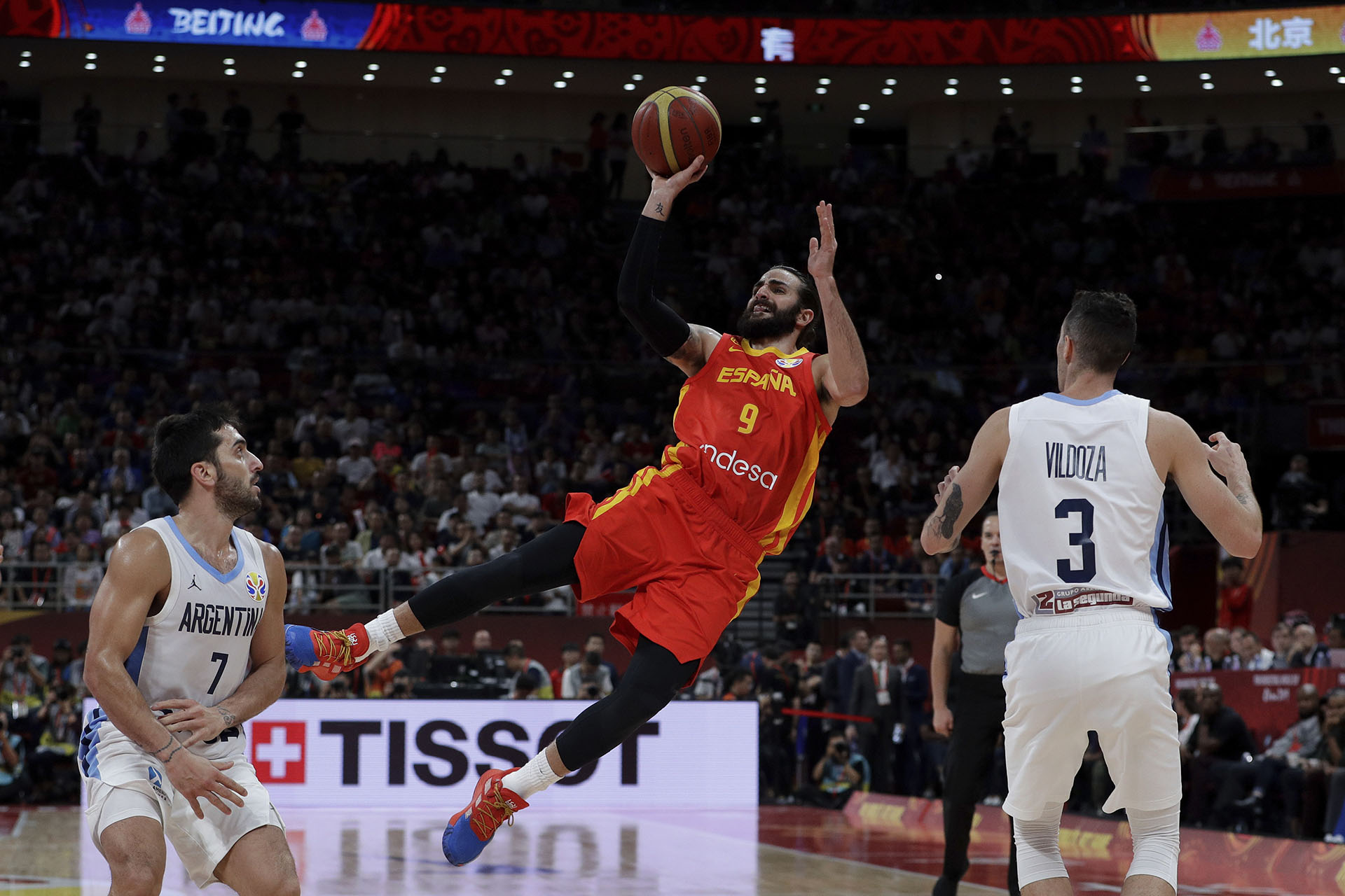 El mejor jugador del Mundial en todo su esplendor frente a Campazzo y Vildoza.(AP)