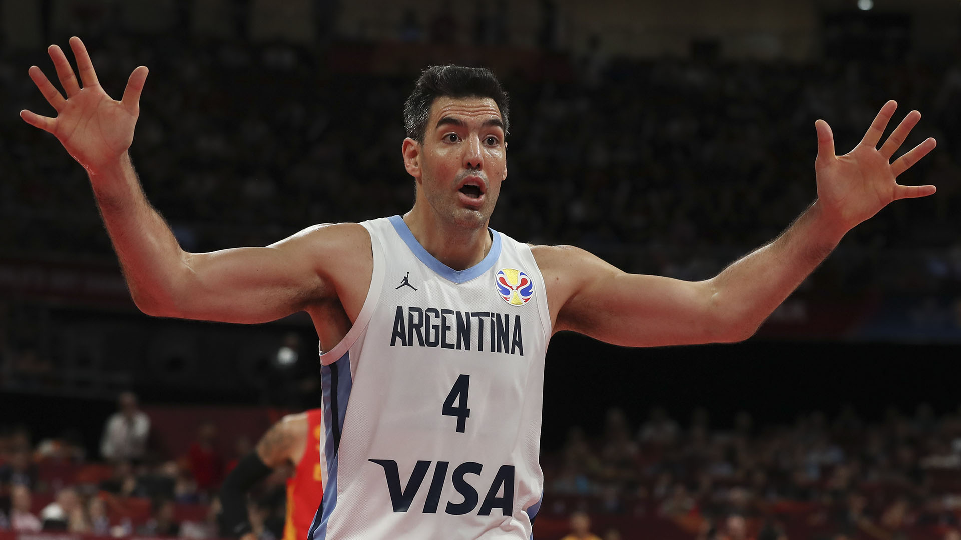 Scola sorprendido ante un fallo arbitral en último cuarto. (AP)