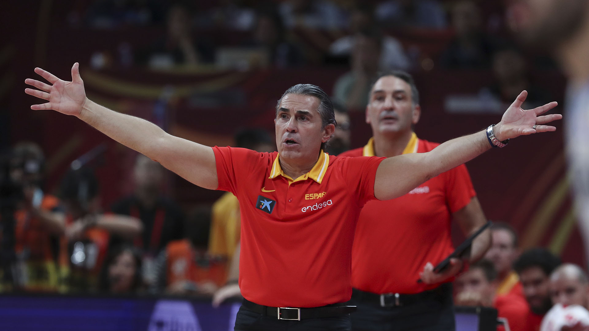 Sergio Scariolo no dejó de hacer gestos ampulosos pese a que la ventaja de su equipo estaba consolidada faltando cuatro minutos. (AP)