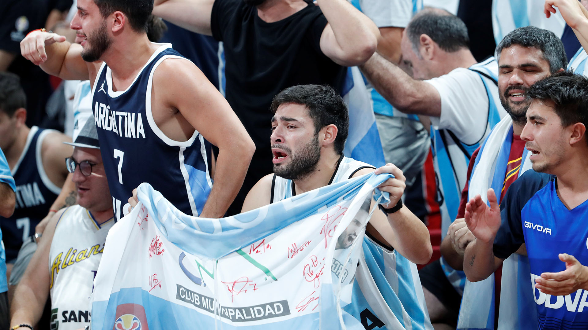 El hincha argentino llora tras el cierre del partido. (Reuters)