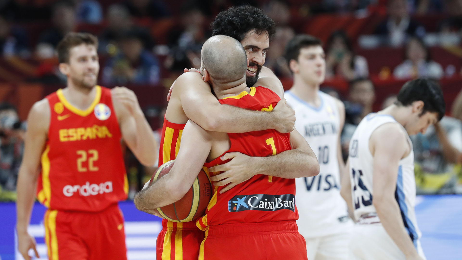 La gloria española y la tristeza argentina en una sola imagen. (Reuters)