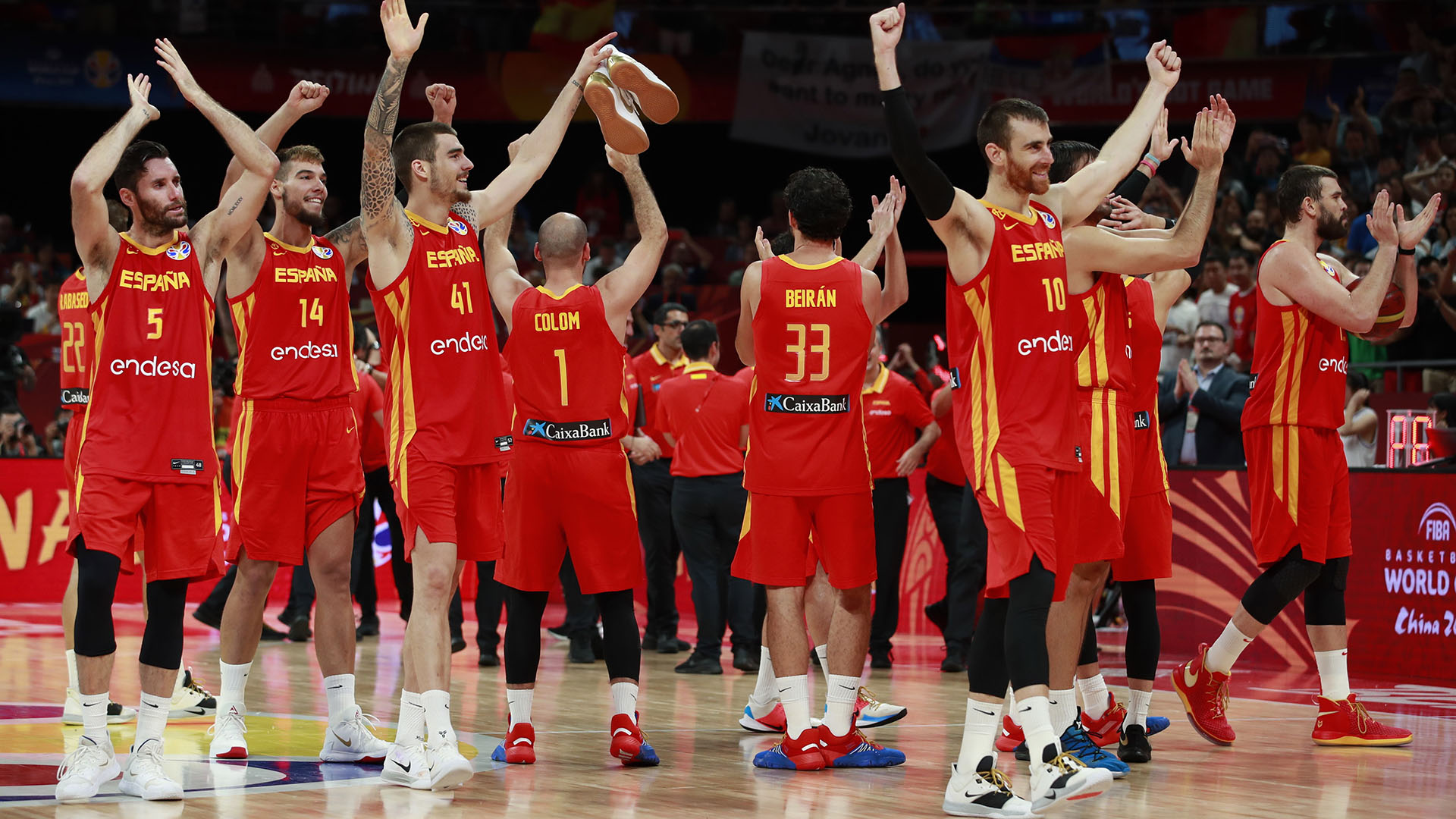 España saluda a sus simpatizantes tras ganarle 95 a 75 a la Argentina.(EFE)