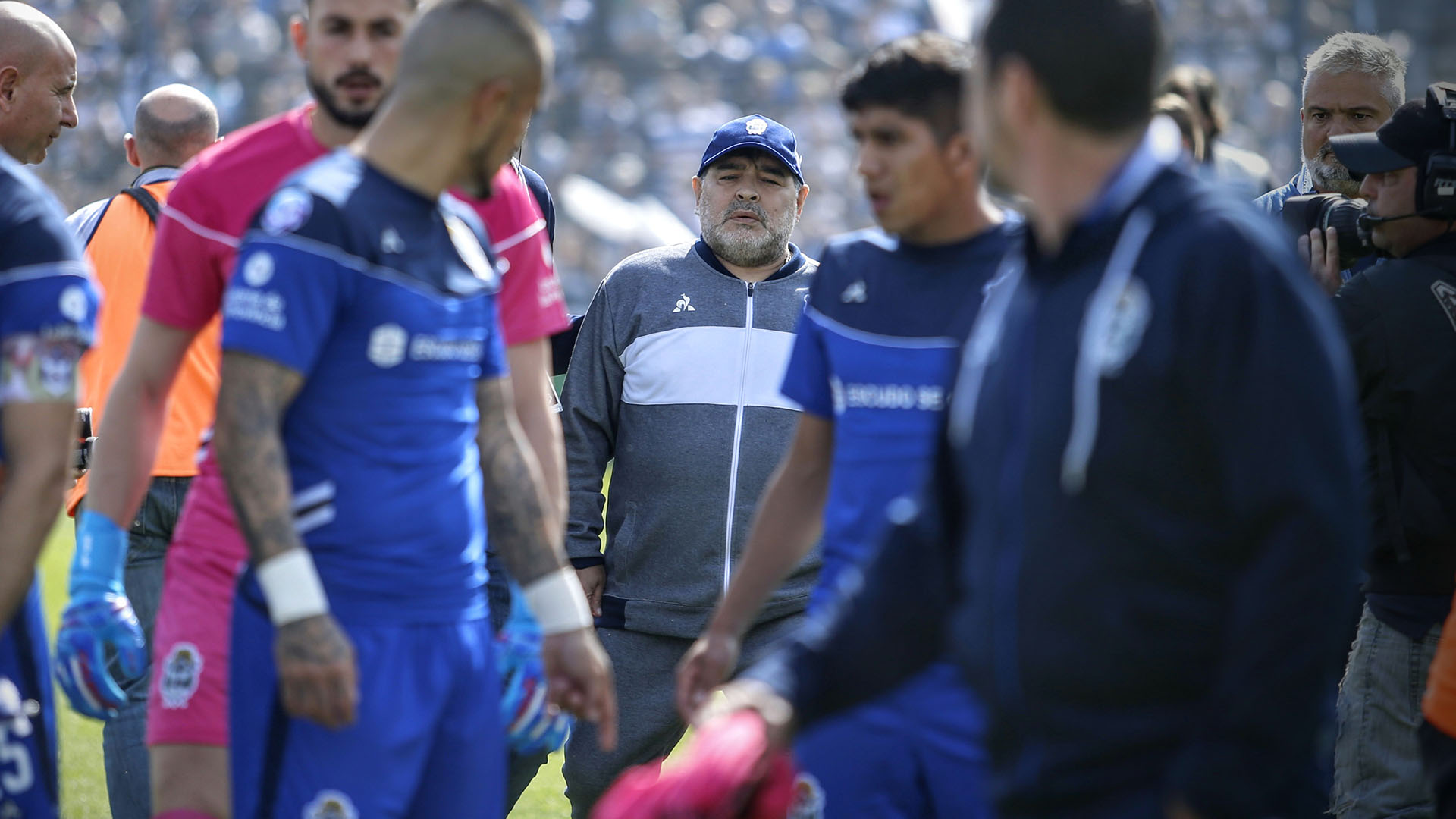 Diego, rodeado de sus jugadores en el ingreso a la cancha