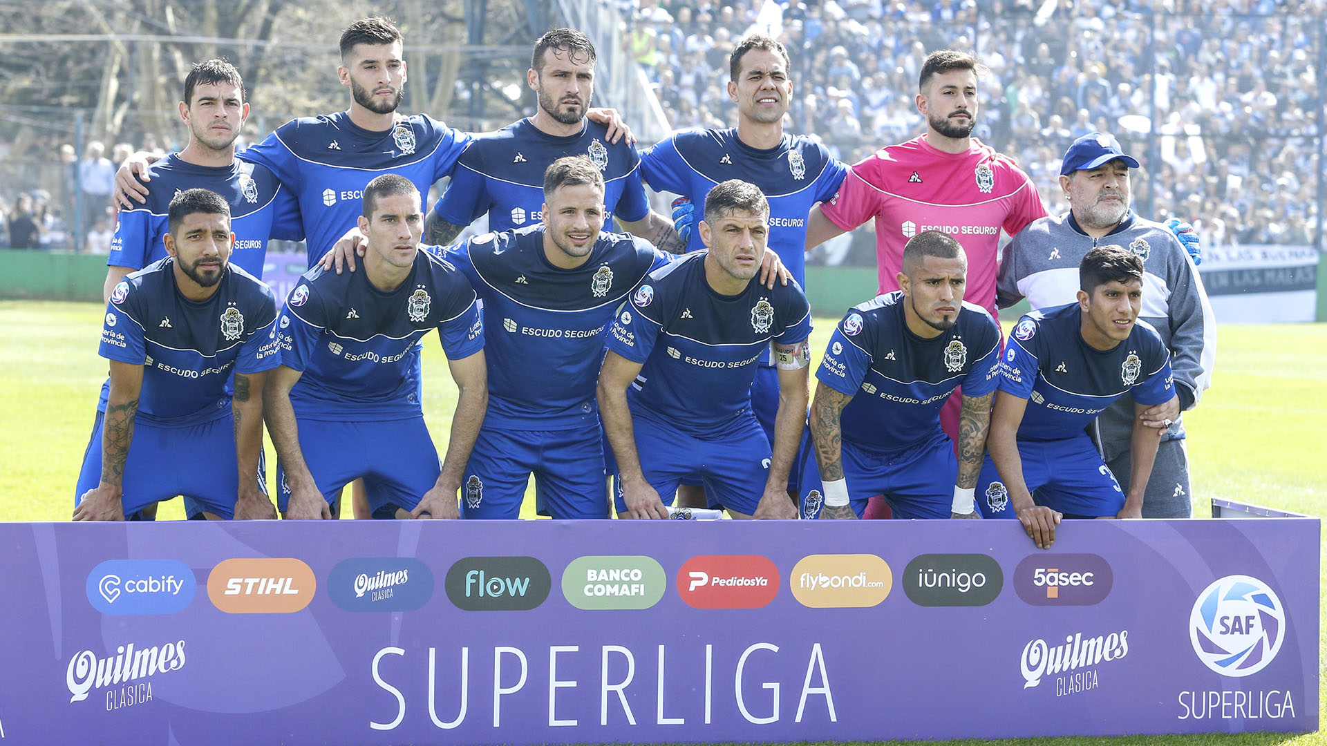 La foto colectiva, con Diego como un jugador más (Foto: Nicolás Aboaf)