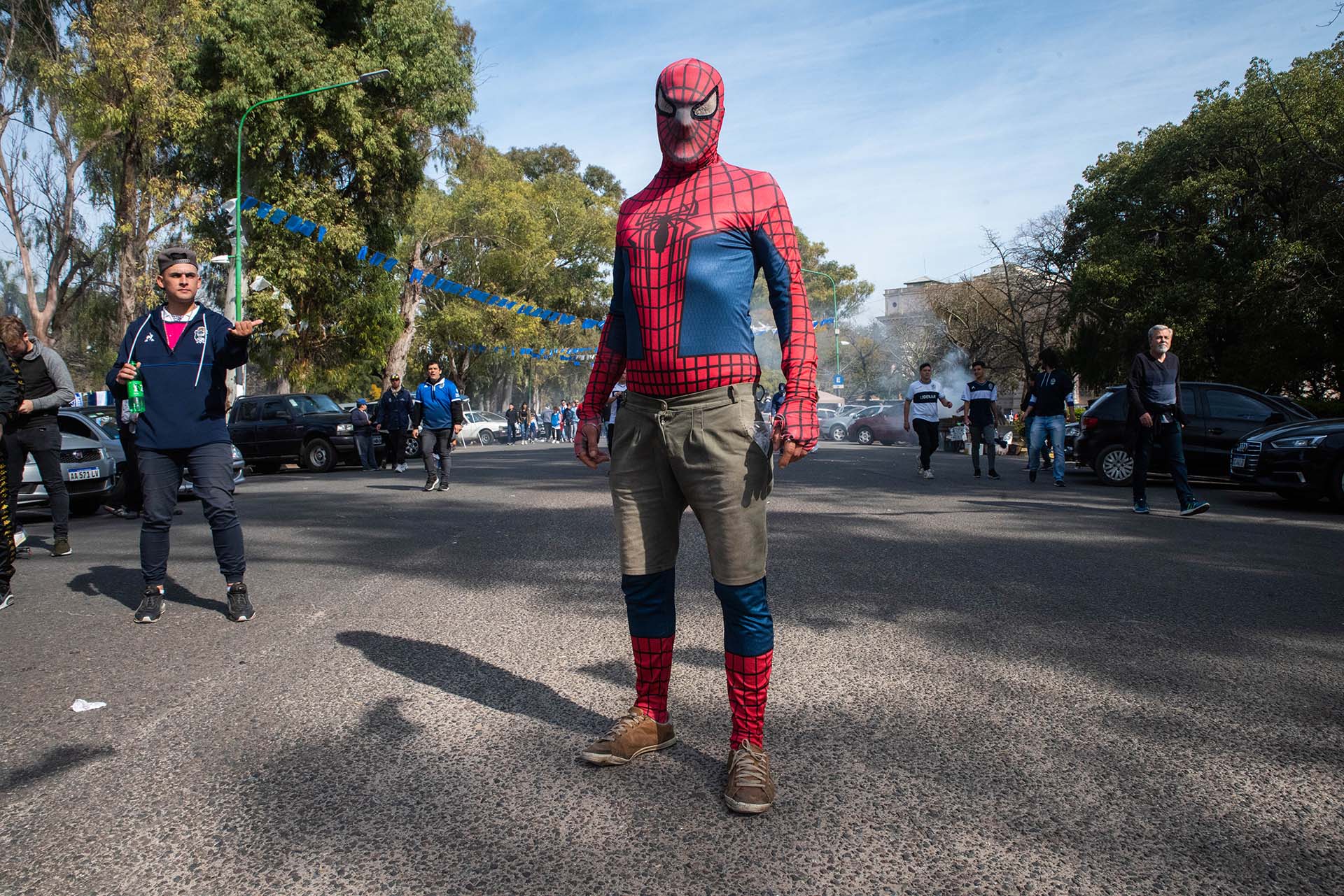 El hombre araña tampoco quiso perderse el primer partido de Gimnasia con Diego como técnico