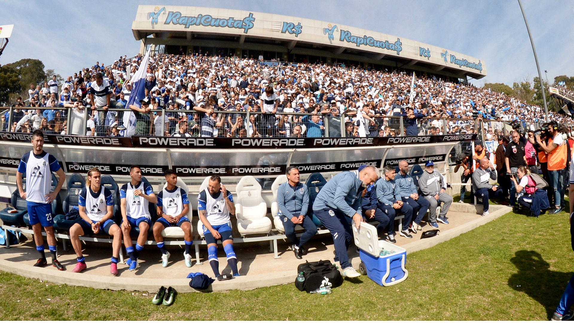 El banco del local, presidido por Diego Maradona, a la derecha