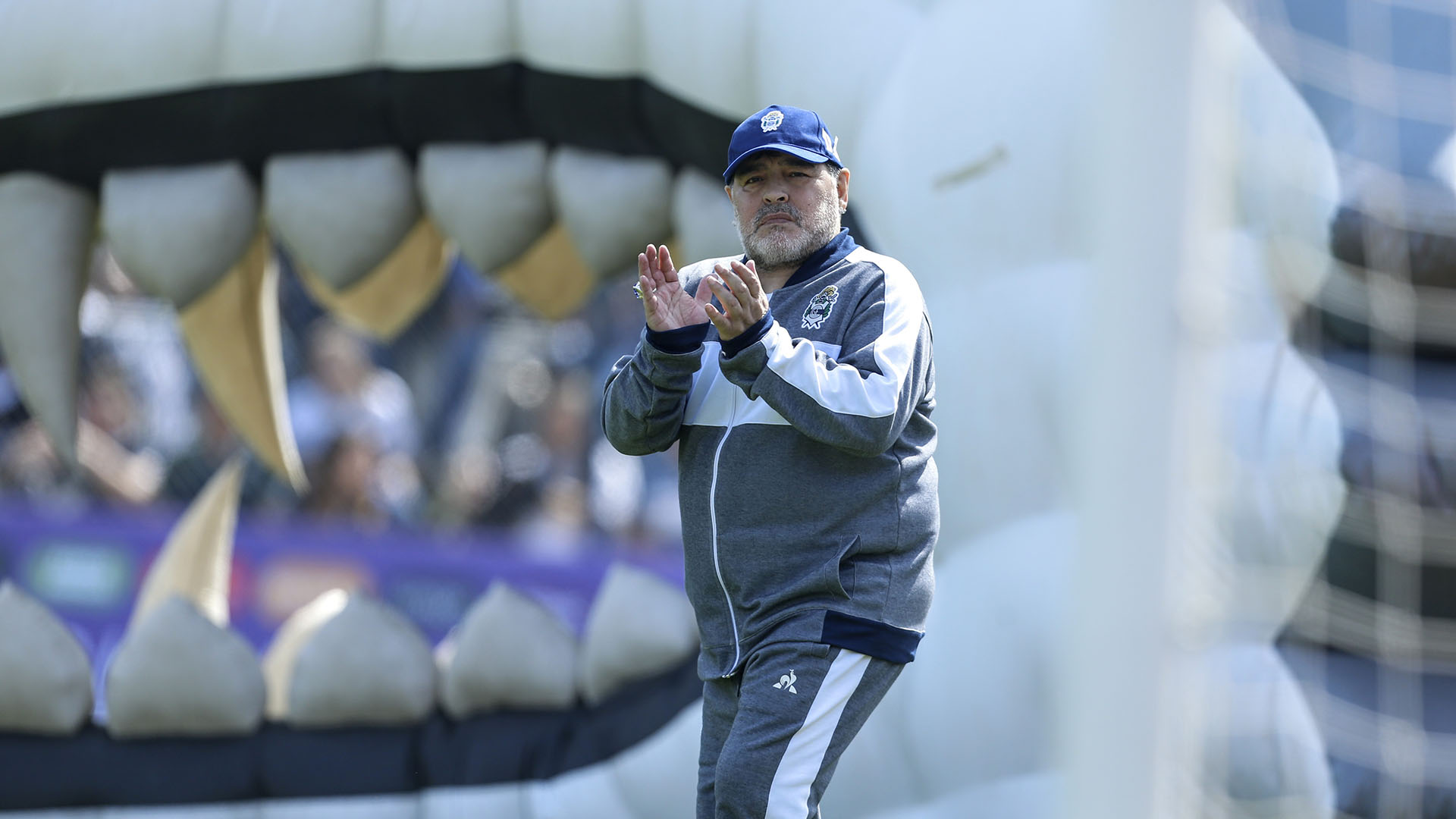 Las fauces del Lobo en la manga y Maradona adelante