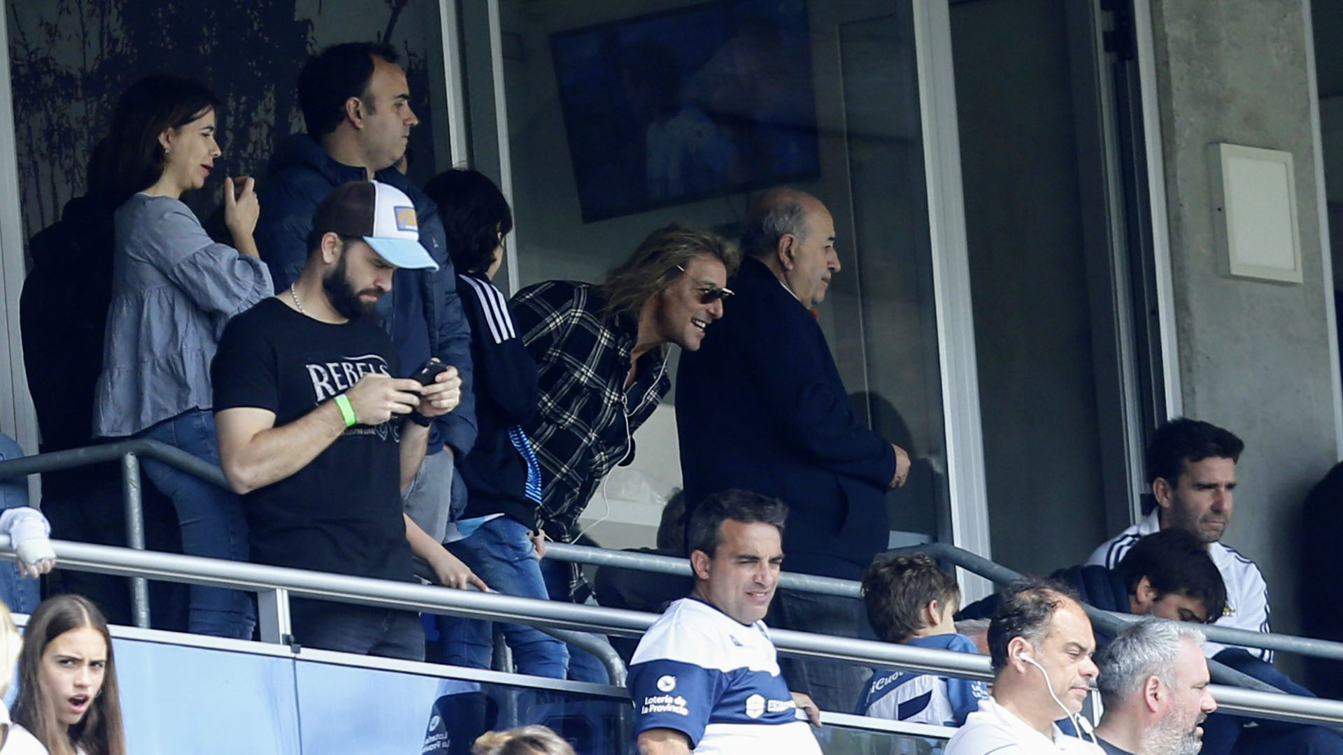 Claudio Cannigia, camisa a cuadros, no se perdió el debut de Diego en La Plata