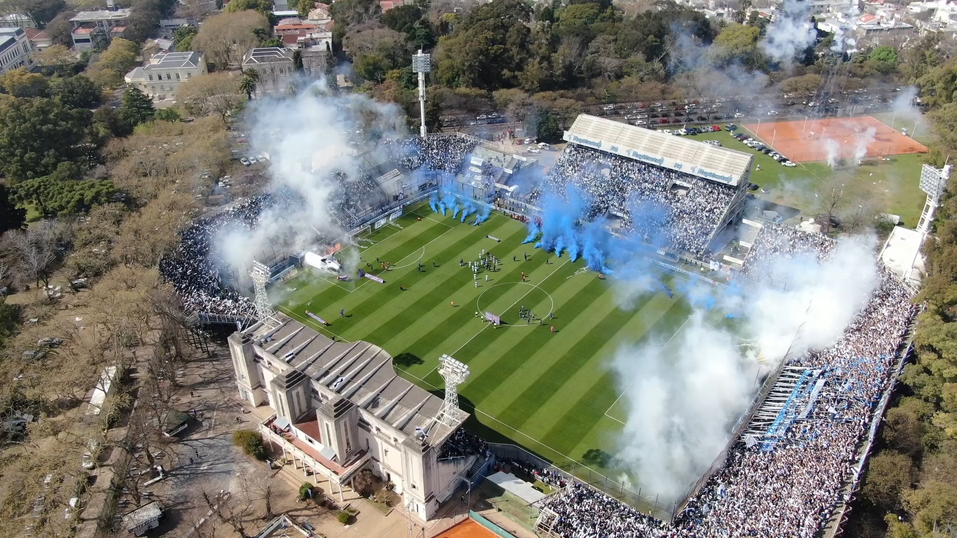 La explosión del estadio en la salida de Gimnasia al campo de juego