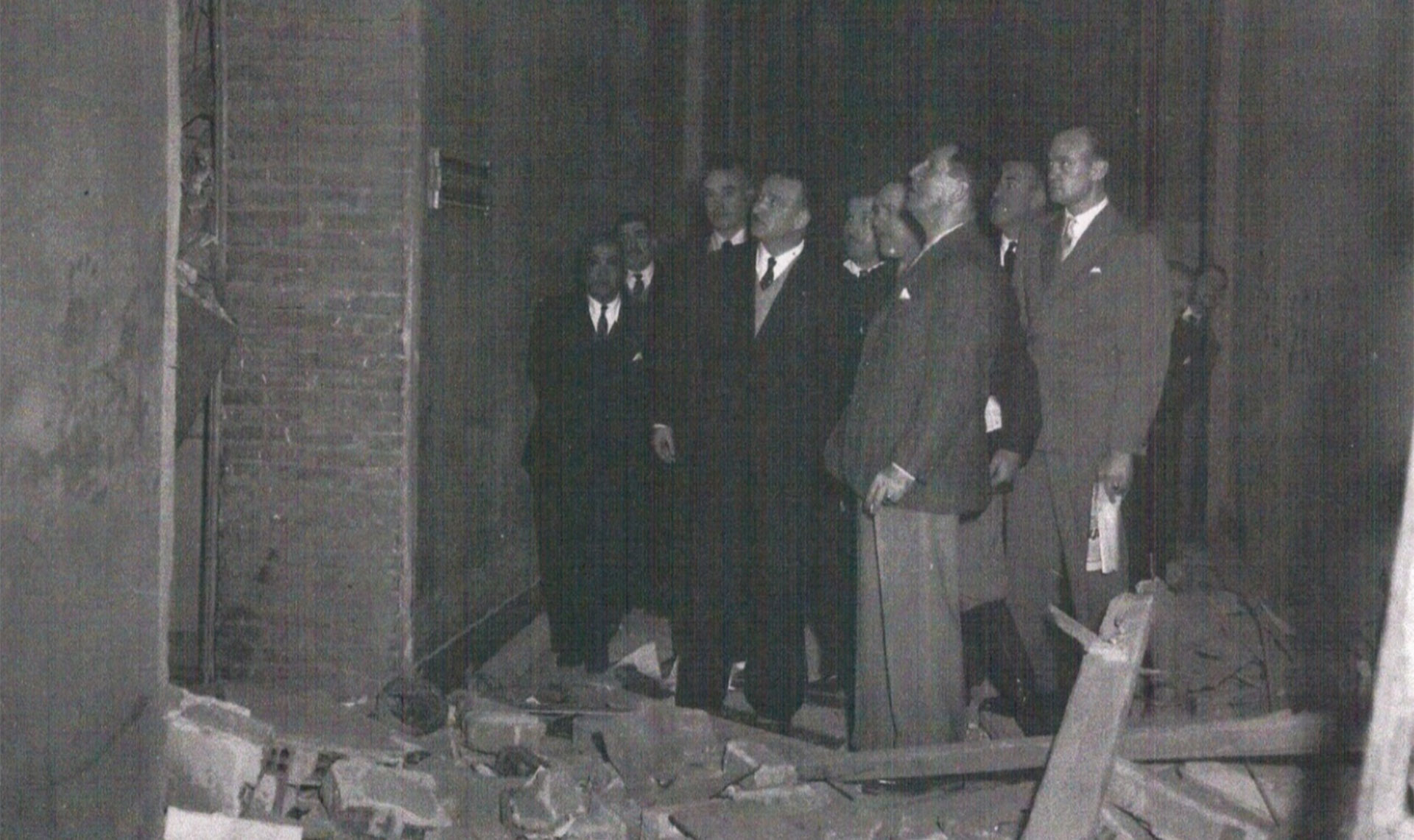 El presidente Perón examina los daños ocurridos por el bombardeo del 16 de junio