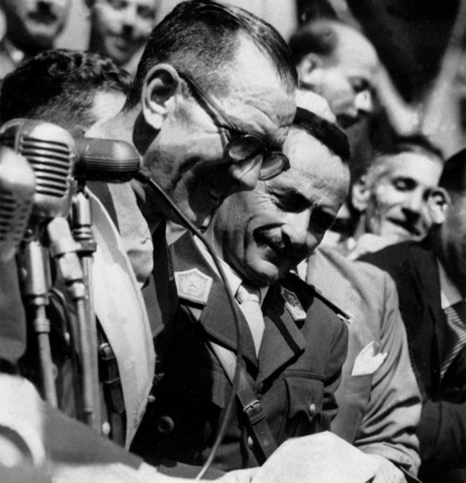 El jefe de la Revolución Libertadora saluda a la gran manifestación en la Plaza de Mayo