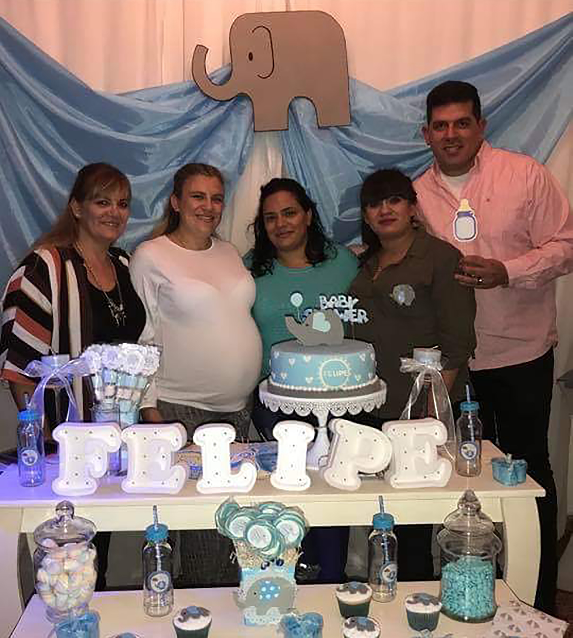 Claudia, Vanina, Noelia, Daiana y Damián en el baby shower de Felipe