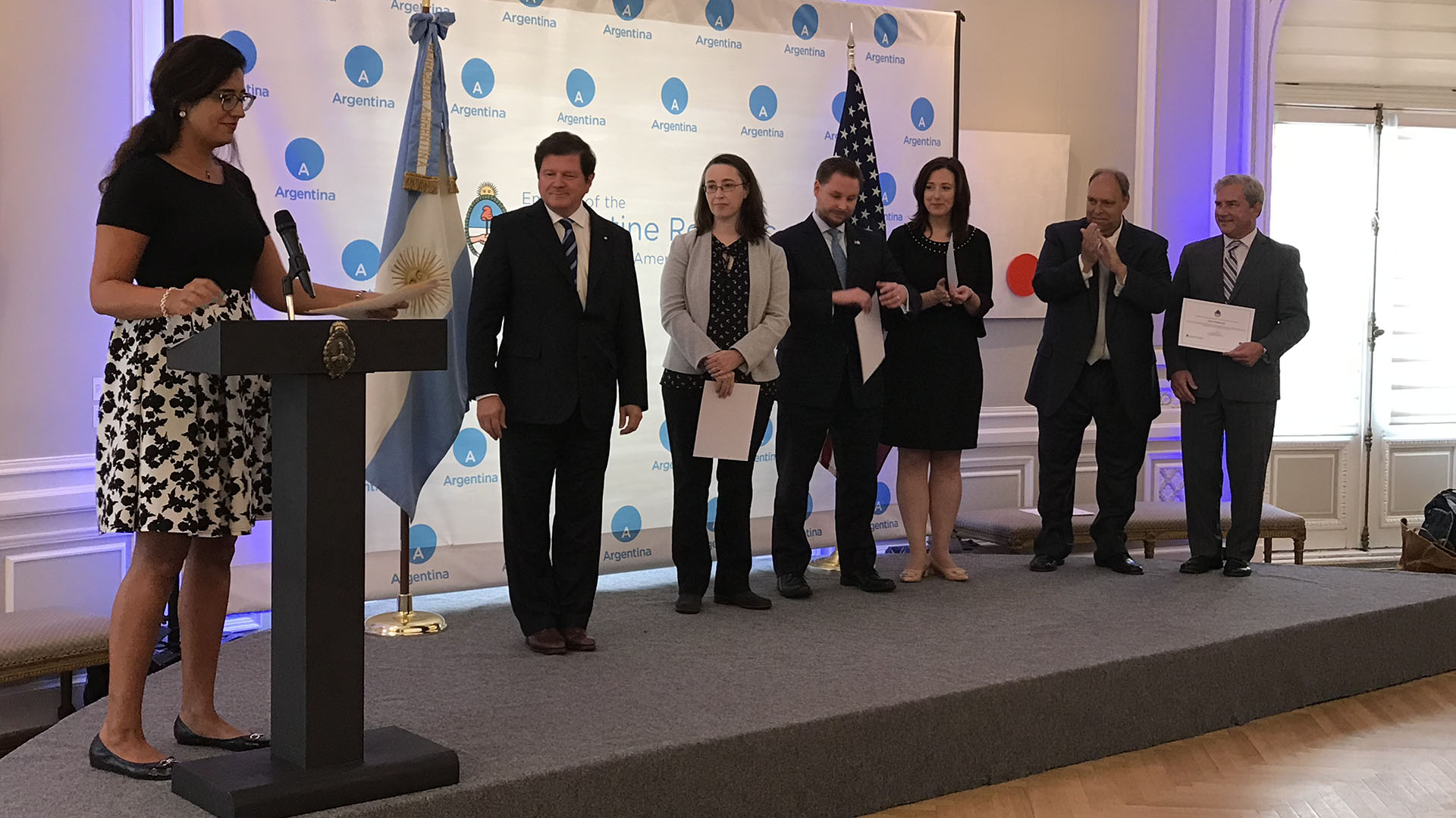 El embajador argentino en Estados Unidos, Fernando Oris de Roa, encabezó la ceremonia en la que el gobierno argentino reconoció el esfuerzo para desclasificar los archivos de la dictadura