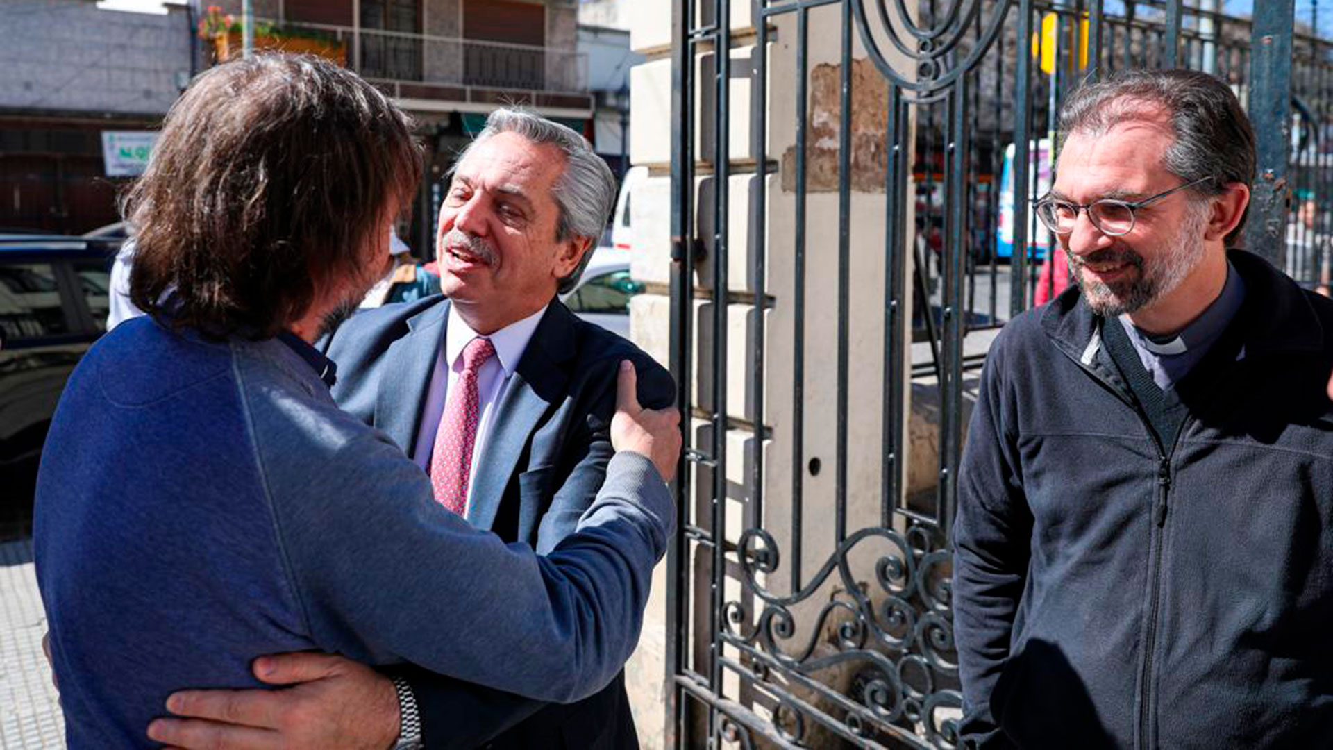 El padre “Pepe” y el obispo Carrara con Alberto Fernández mientras se iba del Santuario