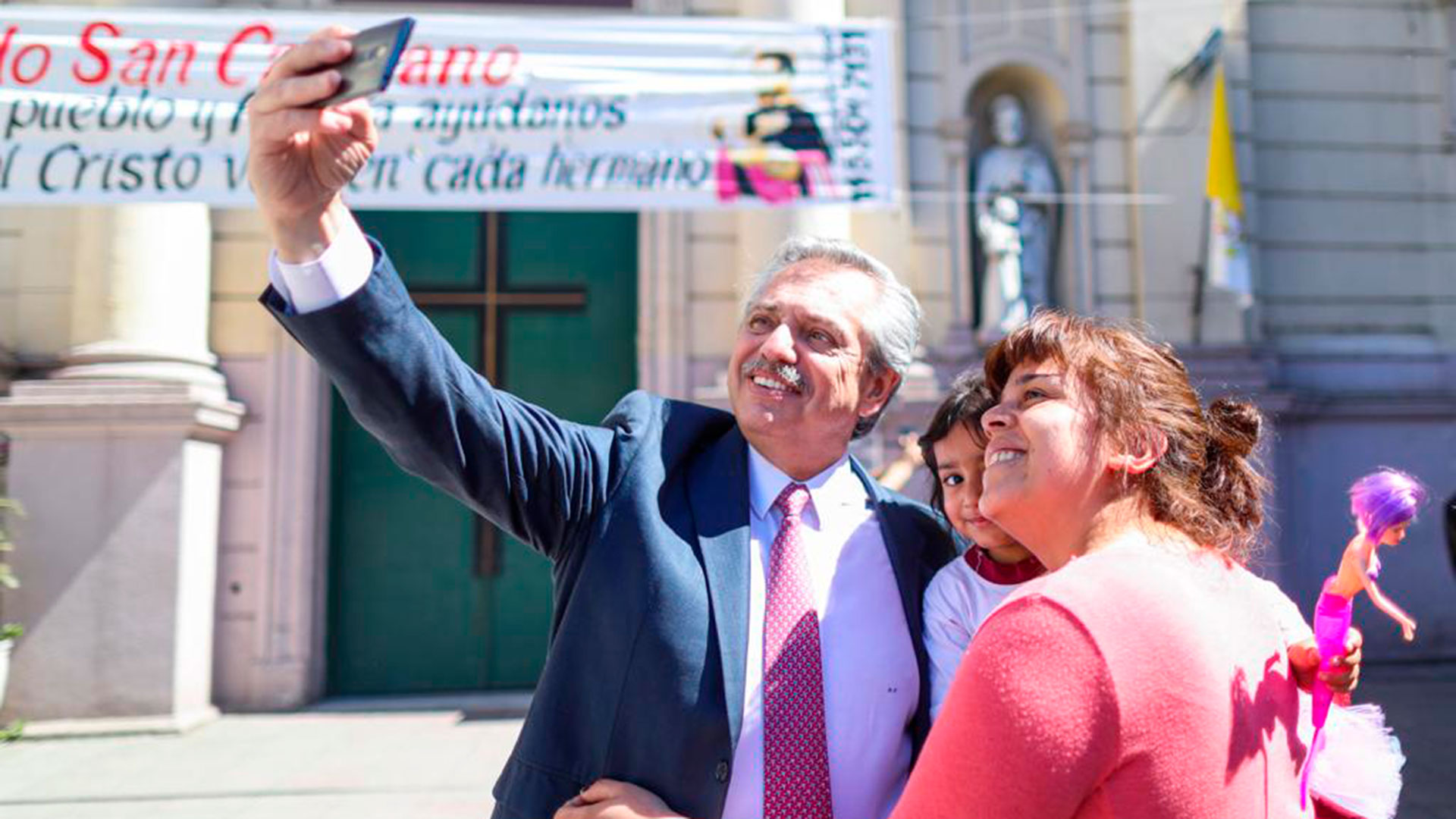 María se sorprendió al ver al candidato y se acercó emocionada