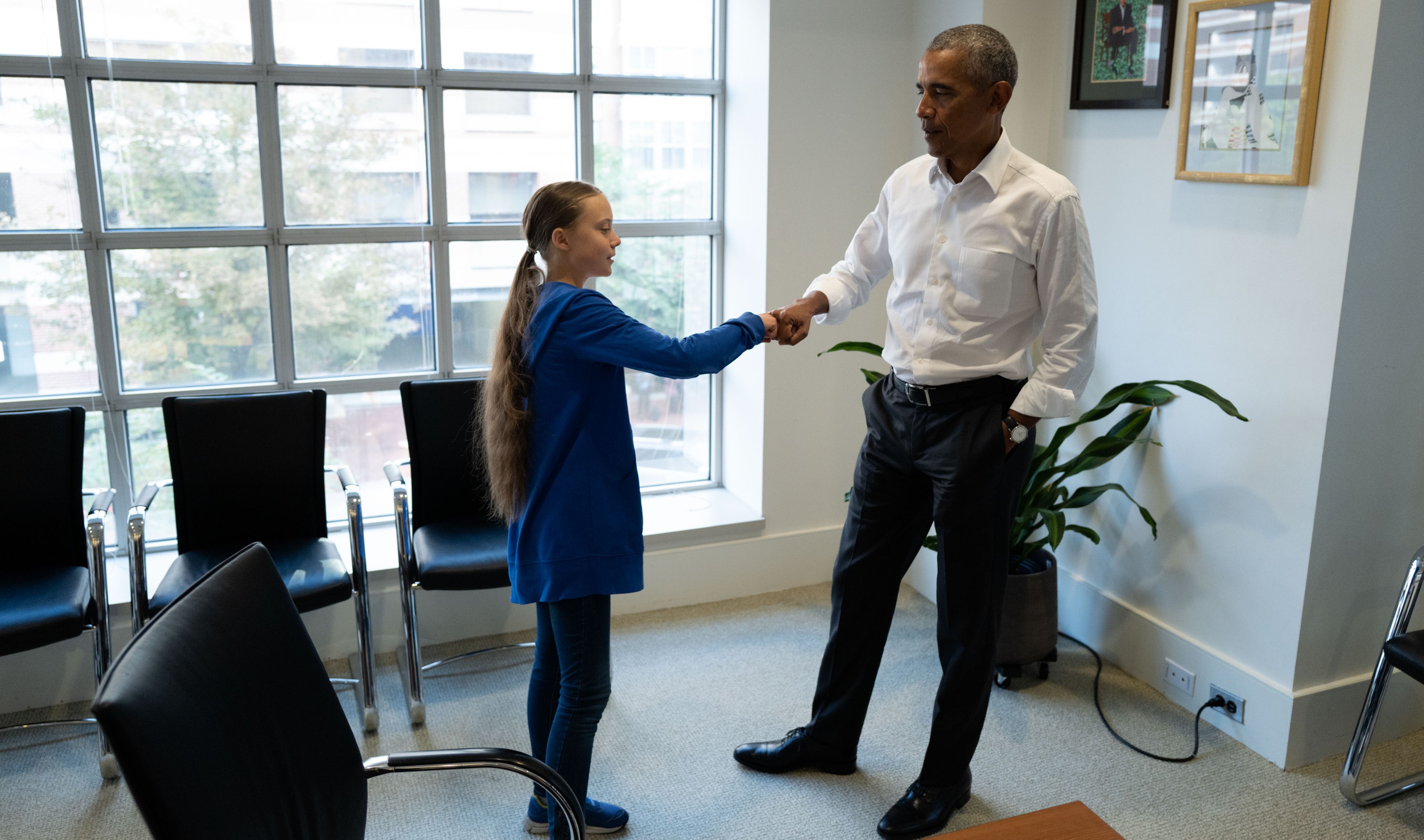 Greta fue recibida por el ex presidente Barack Obama, que le brindó su apoyo (Photo by – / various sources / AFP))